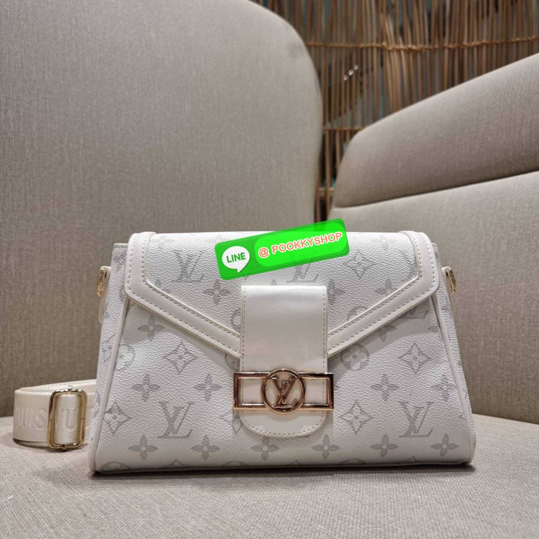 NEW ITEM!! LV CROSSBODY BAG WITH GWP กระเป๋าสะพายข้างพรีเมี่ยมกิ๊ฟ สีสวย คุณหนูสไตล์สุดๆ วัสดุหนังแคนวาส เปิด-ปิดกระเป๋าด้วยกระดุมแม่เหล็ก ภายในเป็นช่องโล่ง มีช่องซิปและช่องแยกให้ ใส่ของใช้สำคัญได้สบายๆ มือถือ พาวเวอร์แบงค์ เครื่องสำอางค์ ของจุกจิกได้หมดจ