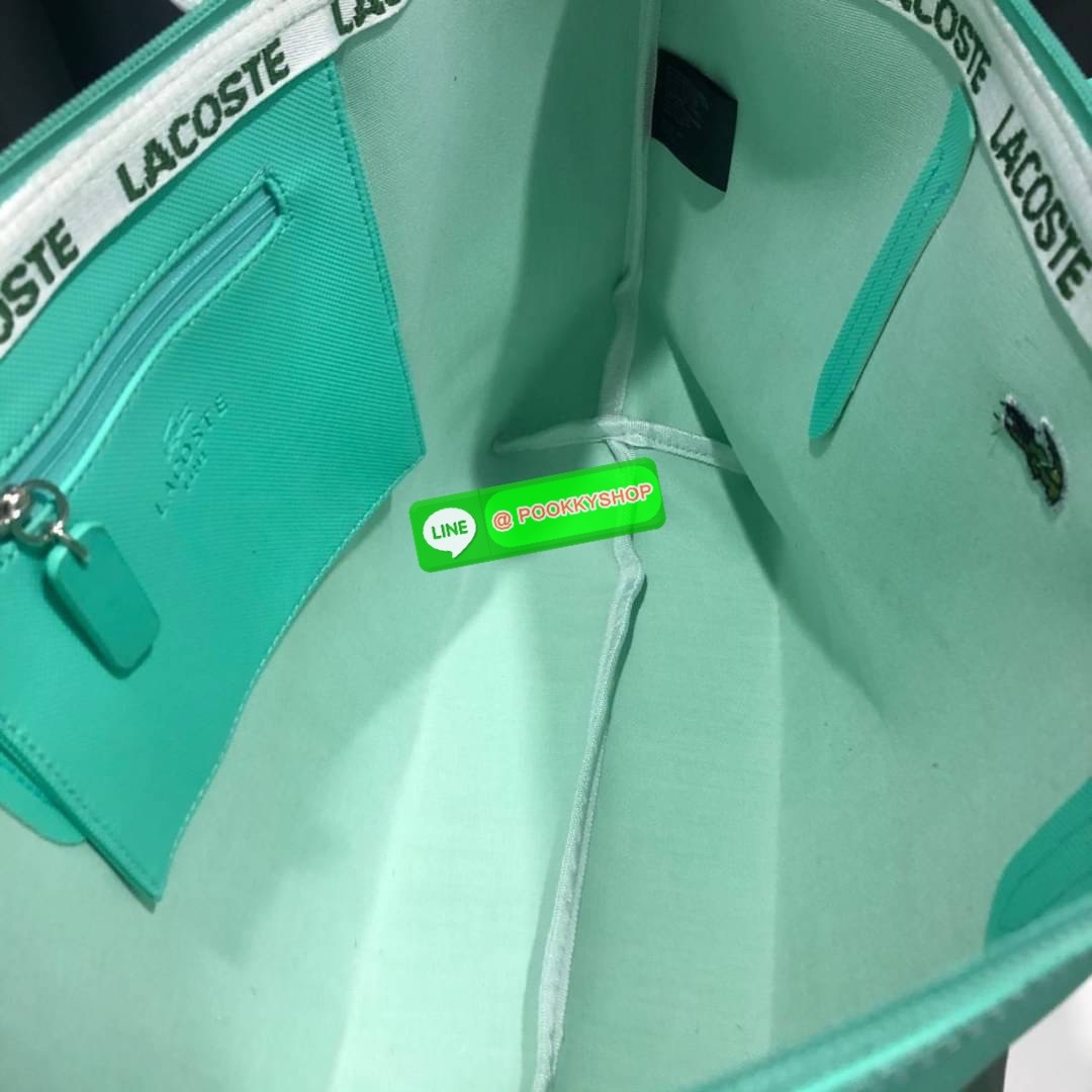 ลาคอส Classic Tote Bag กระเป๋าสะพายทรงช้อปปิ้งหลากสีรุ่นยอดนิยมด้านหน้าประดับโลโก้จระเข้สัญลักษณ์แบรนด์ ภายในกว้างจุได้เยอะ เปิดปิดด้วยซิปสะดวกใช้ มี1 ช่องซิปเล็ก หัวซิปปั้มเเบรนด์ วัสดุกันน้ำ ขนาดกำลังดี ใส่หนังสือ เอกสารA4 ของใช้ได้เยอะ สวยทุกสีค่ะ
