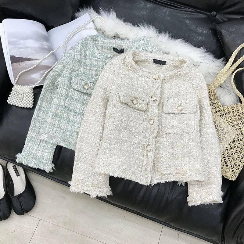 ดูดี สไตล์เกาหลีสุด ห้ามพลาดเลยนะคะ น่ารักมาก สตรีทได้ คุณนายด้วย เสื้อคลุมผ้าทวีตผ้าดีงานตัดเย็บเริ่ด ดีไซน์กระเป๋าซ้ายขวา ซับในทั้งตัว กระดุมทอง #ต้องมีค่ะ