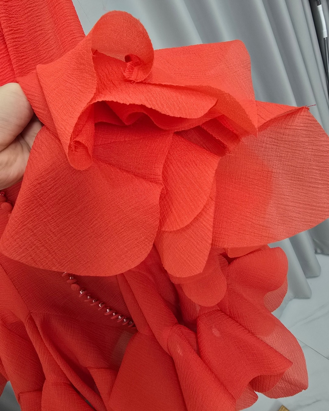 เดรสแฟชั่น เดรสกระโปรงสั้น เสื้อคอกลมแขนยาว ตีเกล็ดเข้ารูป