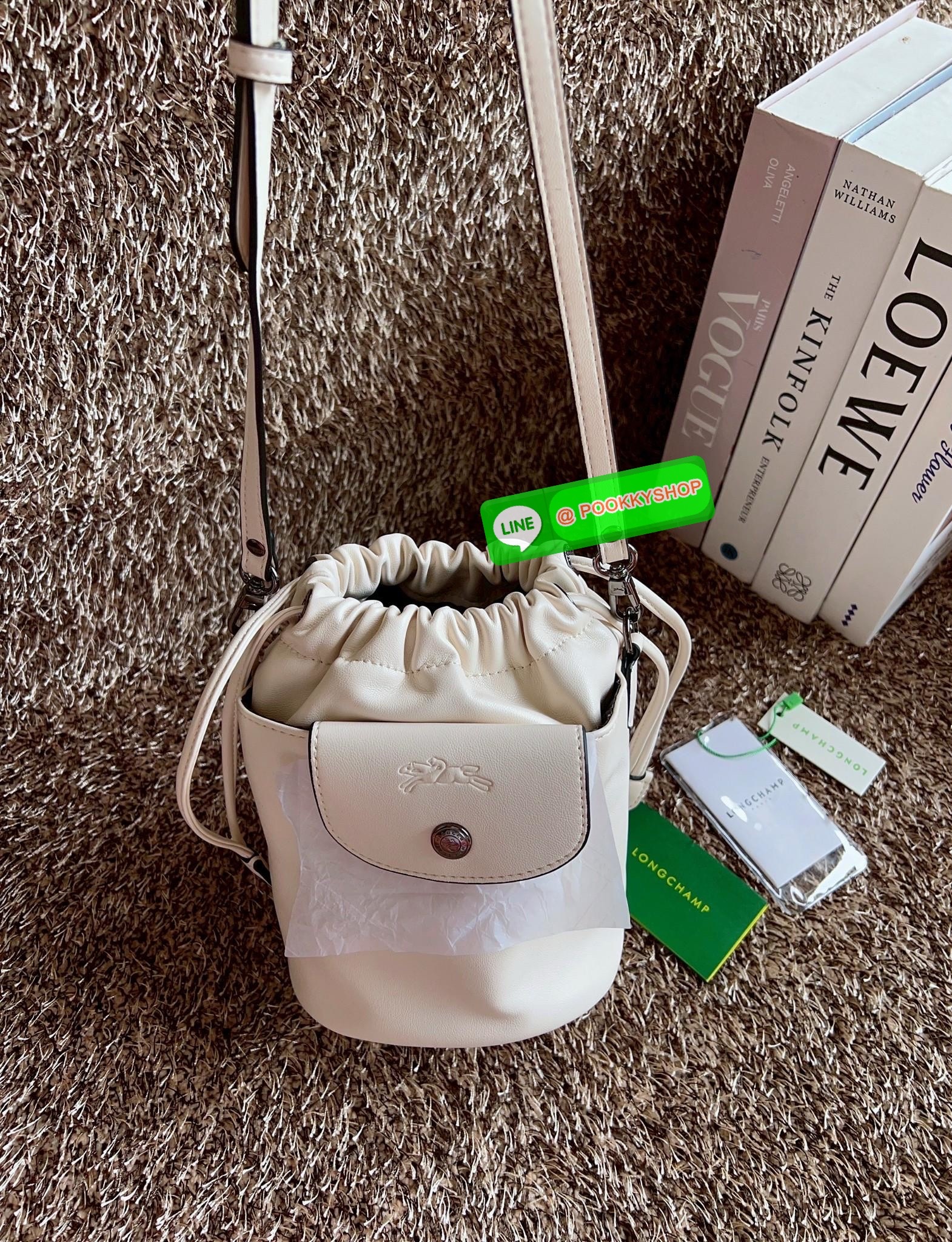 NEW ARRIVAL! LONGCHAMP LE PLIAGE XTRA XS BUCKET BAG ต้องบอกก่อนว่ารุ่นนี้เป็นรุ่นที่ใช้ออกมาแล้วไม่มีคำว่าผิดหวัง ออกแบบมาสวยแบบตัวแม่เลยค่าา 🔖พร้อมส่งทันที! กับกระเป๋าทรงบัคเกต หนังแท้smooth leather อย่างดี ใบกลางเจ้าลำตัวแล้วสวยมากก