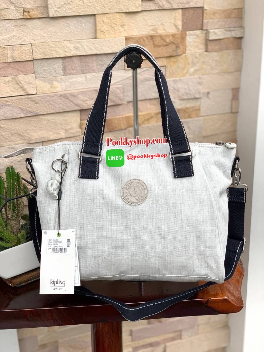 Kipling women’s amiel handbag (k15371) กระเป๋าถือหรือสะพายข้างได้ วัสดุpolyamide100%เปิดปิดกระเป๋าแบบซิปเดียว ภายในมีฐานกว้าง มีช่องซิป ช่องเล็กแยกเป็นสัดส่วนพร้อมสายห้อยกุญแจ ด้านหลังกระเป๋ามีช่องซิปยาวหนึ่งช่องใช้งานได้จริง มาพร้อมสายสะพายถอดออกได้ ปรับ