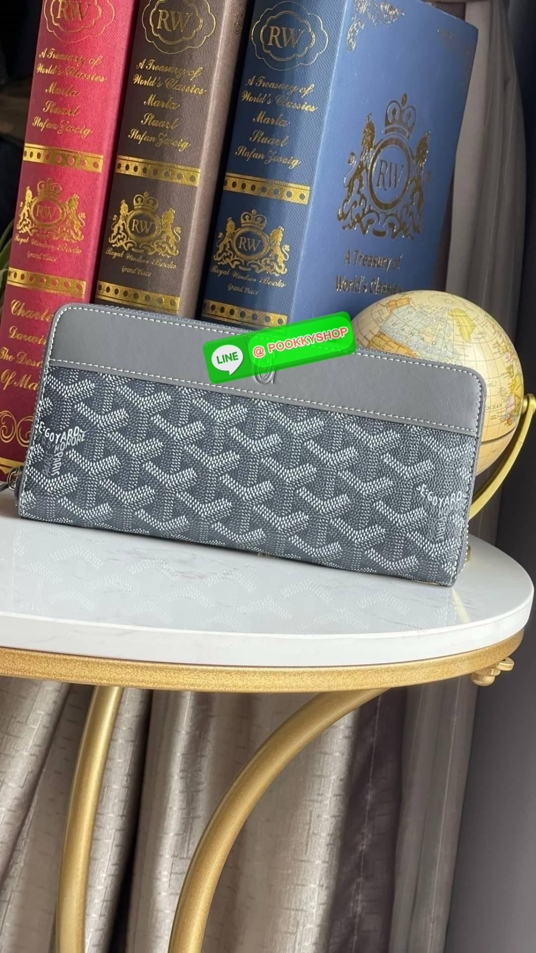 Goyard Matignon GM Wallet แบรนด์สัญชาติฝรั่งเศสที่มีความคลาสสิคและลวดลายอันเป็นสัญลักษณ์ อีกหนึ่งรุ่นที่แนะนำ กระเป๋าสตางค์ แบบยาว Matignon GM ที่มีซิปปิดสนิทและปลอดภัย ช่องใส่การ์ด 12 ช่อง ช่องซิปตรงกลาง และช่องเก็บของขนาดใหญ่ 2 ช่อง ช่วยให้คุณเก็บการ์ด