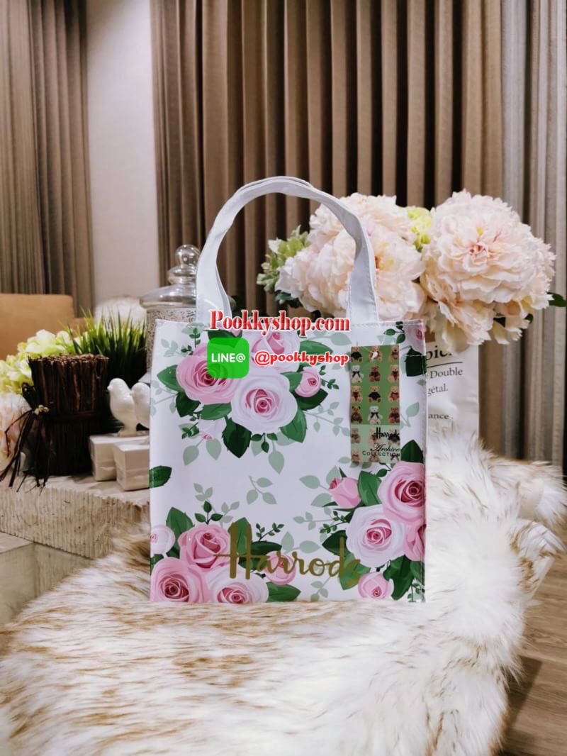 ลายนี้เข้าแล้วนะคะ! พร้อมส่งไอเท็มยอดนิยม! Harrods London Top-handle Shopping Bag กระเป๋า Shopping แบรนด์ดังจากอังกฤษรุ่นยอดนิยมวัสดุ PVC+Polyester 100% ของแท้เนื้อหนาอยู่ทรงกันน้ำ ขนาดกำลังดี น้ำหนักเบา เปิดปิดด้วยซิปสะดวกใช้หัวซิปปั้มโลโก้แบรนด์อะไหล่เง