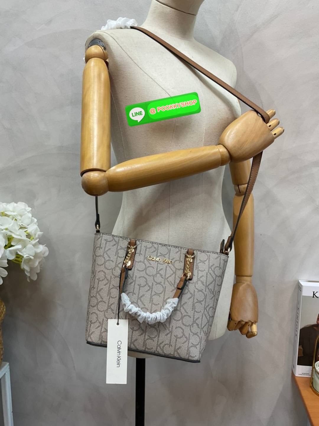 Calvin Klein Monogram Shopping Bag คอลเลคชั่นใหม่ล่าสุด ของมันต้องมี สวยหรูดูแพงมาก สำหรับรุ่นนี้!!! กระเป๋าถือ/สะพาย Crossbody รุ่นใหม่ชนช้อป รุ่นยอดนิยม วัสดุ PVC คุณภาพดี น้ำหนักเบา ด้านหน้าประดับด้วยโลโก้แบรนด์ ตัวกระเป๋าลาย monogram สวยหรู รอบใบ มาพร