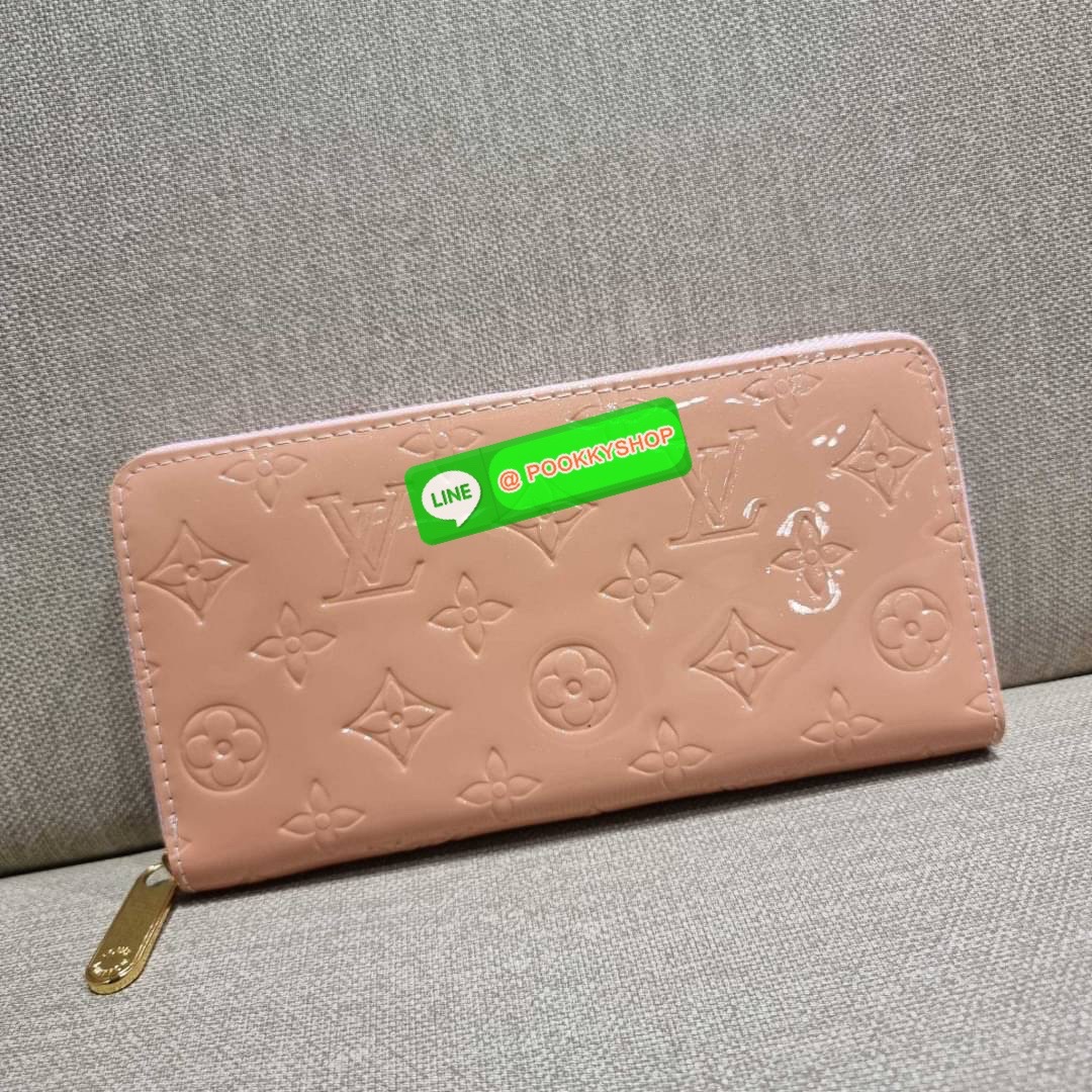 NEW IN!! LV long zip wallet with gwp กระเป๋าสตางค์พรีเมี่ยมกิ๊ฟ ดีไซน์ล่าสุด หนังแก้ววิบวับ หรูหรามาก ใบยาวขนาดกำลังเหมาะมือ ถือแล้วขับผิว ถือออกงานก็คือเลิศ วัสดุหนังแก้วเคลือบผิวกลิตเตอร์ เล่นกับแสงสวยมาก เปิด-ปิดด้วยซิปรอบ ภายในมีช่องใส่บัตรเยอะมาก มีช