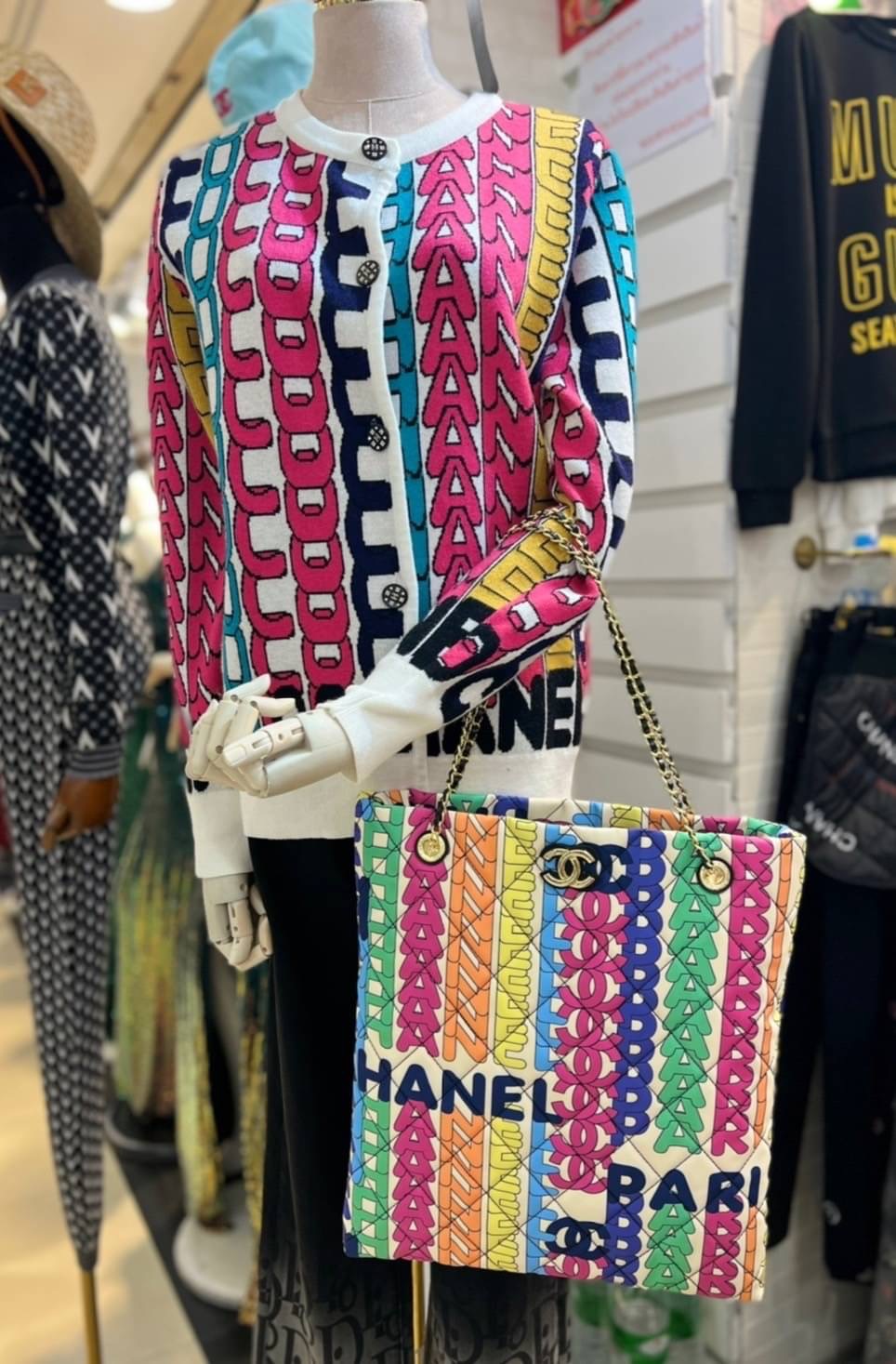 CHANEL FLAP BAG PRINT FABRIC & GOLD TONE METAL ss22 งานสวยชนช็อป ว๊าววววสุดๆ กับกระเป๋าผ้าแต่งอะไหล่ทองปั้มlogo ทุกจุด ลายlogo multicolors งานสวยมากไฮเอ็นสุดๆ จุของได้เยอะมาก มีซิบด้านใน ห้ามพลาดเลยน้าสาวๆ Must have!!!! มันเป๊ะทุกจุดจริงๆ