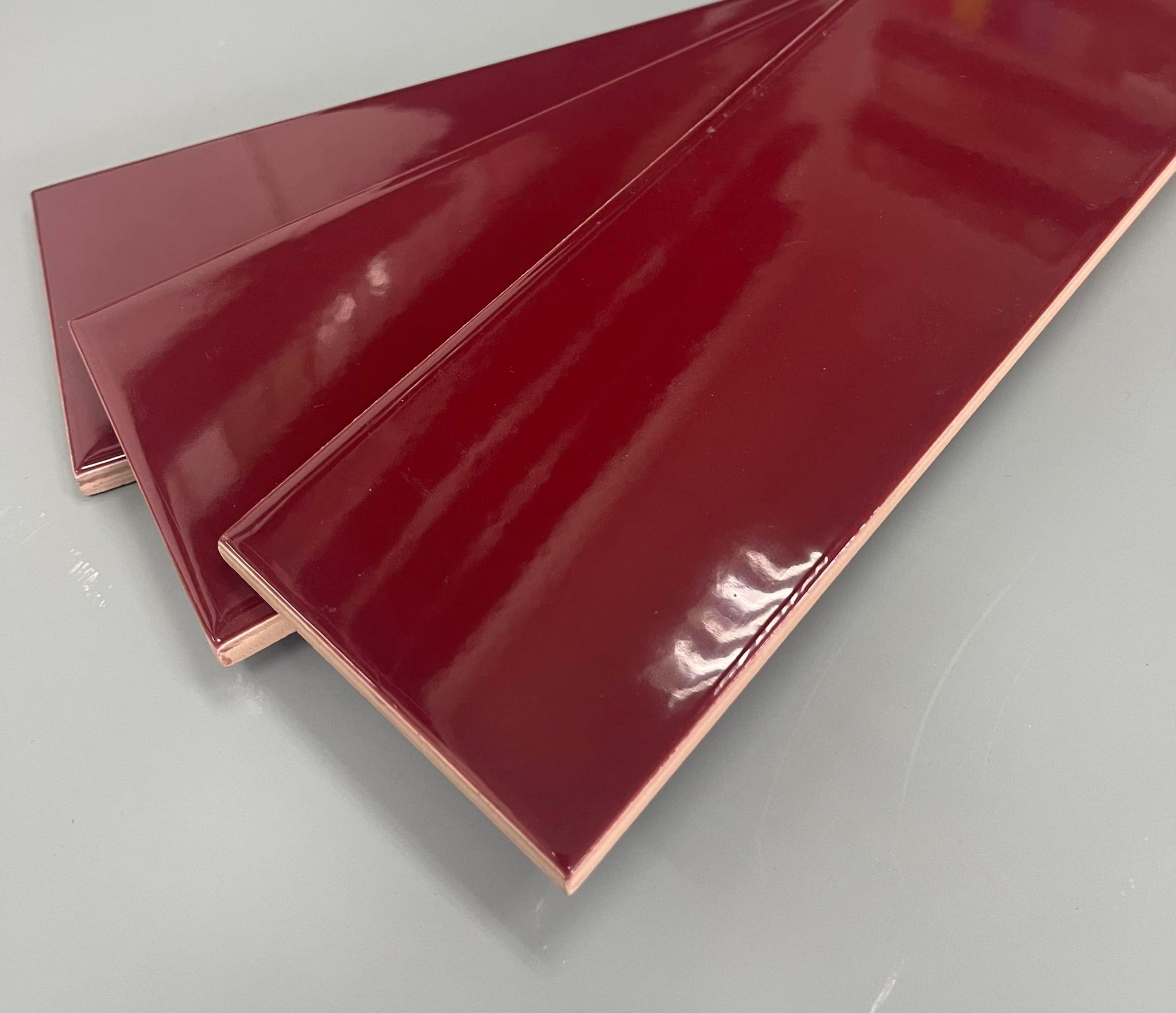 กระเบื้อง 3"x12" (75x300มม.) สีแดงเชอรี่ เคลือบเงา / ตรม.