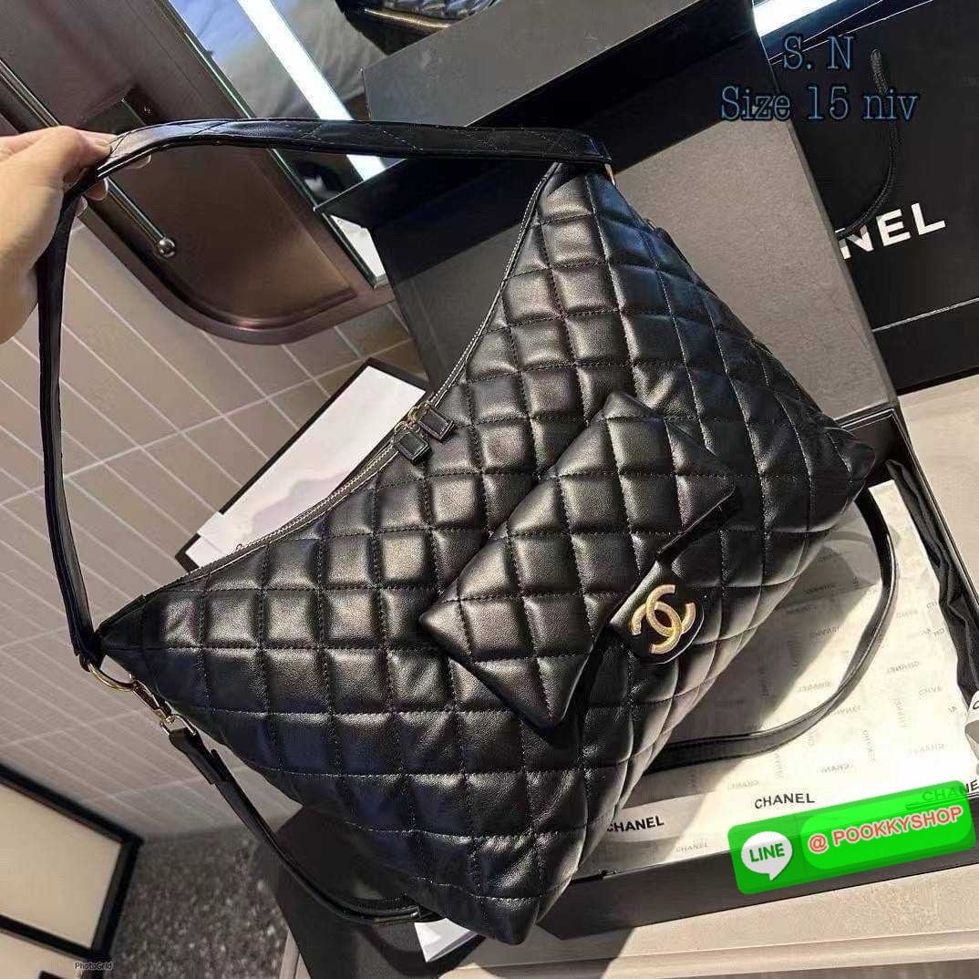Chanel Maxi Hobo Bag 23B กระเป๋าสะพายทรงโฮโบใบใหญ่ จุของได้เยอะ ดีไซน์ใหม่ ตัวแม่ตัวมัมต้องมีแล้วนะคะ งานหนังเต็มใบสวยหรูดูแพง เรียบแต่หรู ต้องใบนี้เลยค่ะ ใช้ได้กับทุกลุค ทุกโอกาส ภายในโล่งกว้างมาก ใส่ของสำคัญได้ครบแน่นอนจ้า