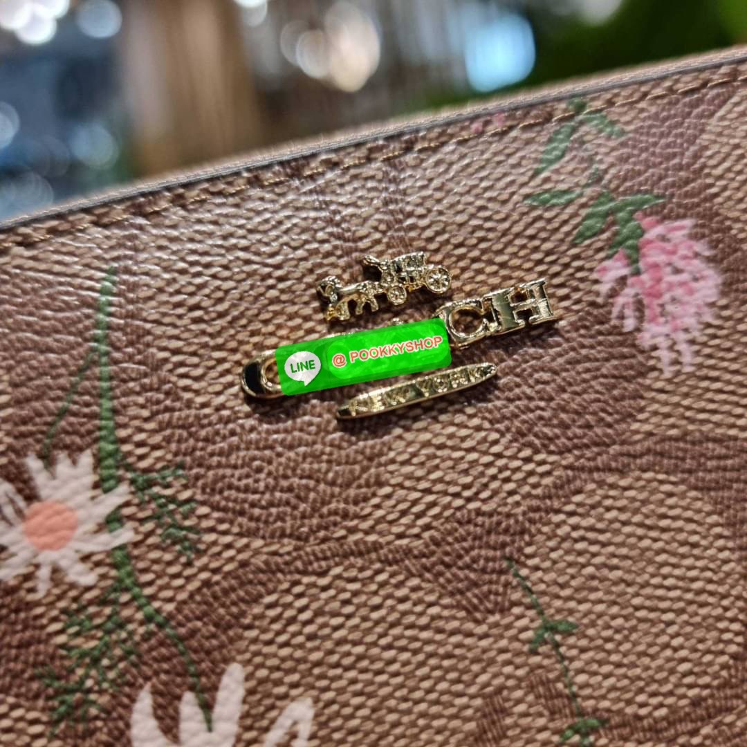 COACH C8736 LONG ZIP AROUND WALLET IN SIGNATURE CANVAS WITH WILDFLOWER PRINT น้องน่ารัก คอลใหม่ล่าสุด กระเป๋าสตางค์ใบยาวกึ่งคล้องมือ รุ่นขายดี มาในดีไซน์สุดคิ้วท์ น่าใช้!! วัสดุหนังแคนวาสเคลือบลาย มาพร้อมสายคล้องมือ ถอดออกได้ ภายในใส่บัตรได้เยอะ มีช่องซิป