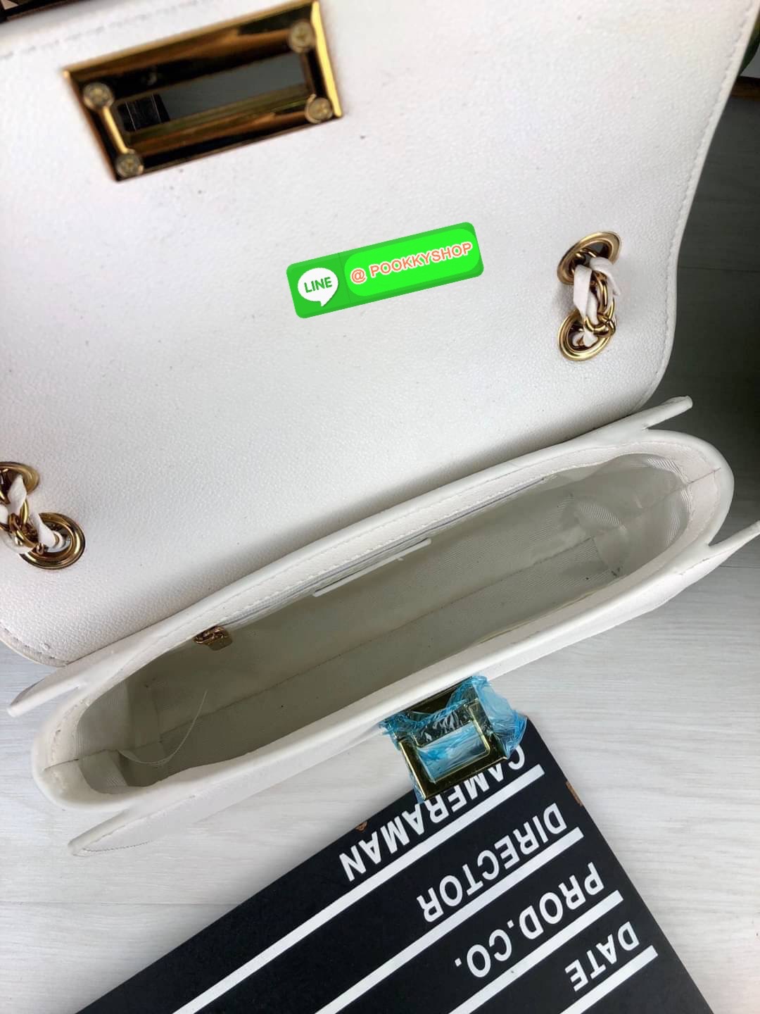 Restock พร้อมส่งครบสีค่า เพิ่มความหรูหราให้คุณกับใบนี้เลยค่ะ Charles & Keith Chain Strap Shoulder Bag กระเป๋าสะพายสายโซ่วางอยู่ทรง วัสดุหนังลายเกรน ตัดกับอะไหล่สีทองหรูหราลงตัว เปิดปิดแบบตัวดันล็อก ด้านในมีช่องซิปเล็ก1 ช่อง จุของได้ดี ใส่กระเป๋าเงินใบยาวไ