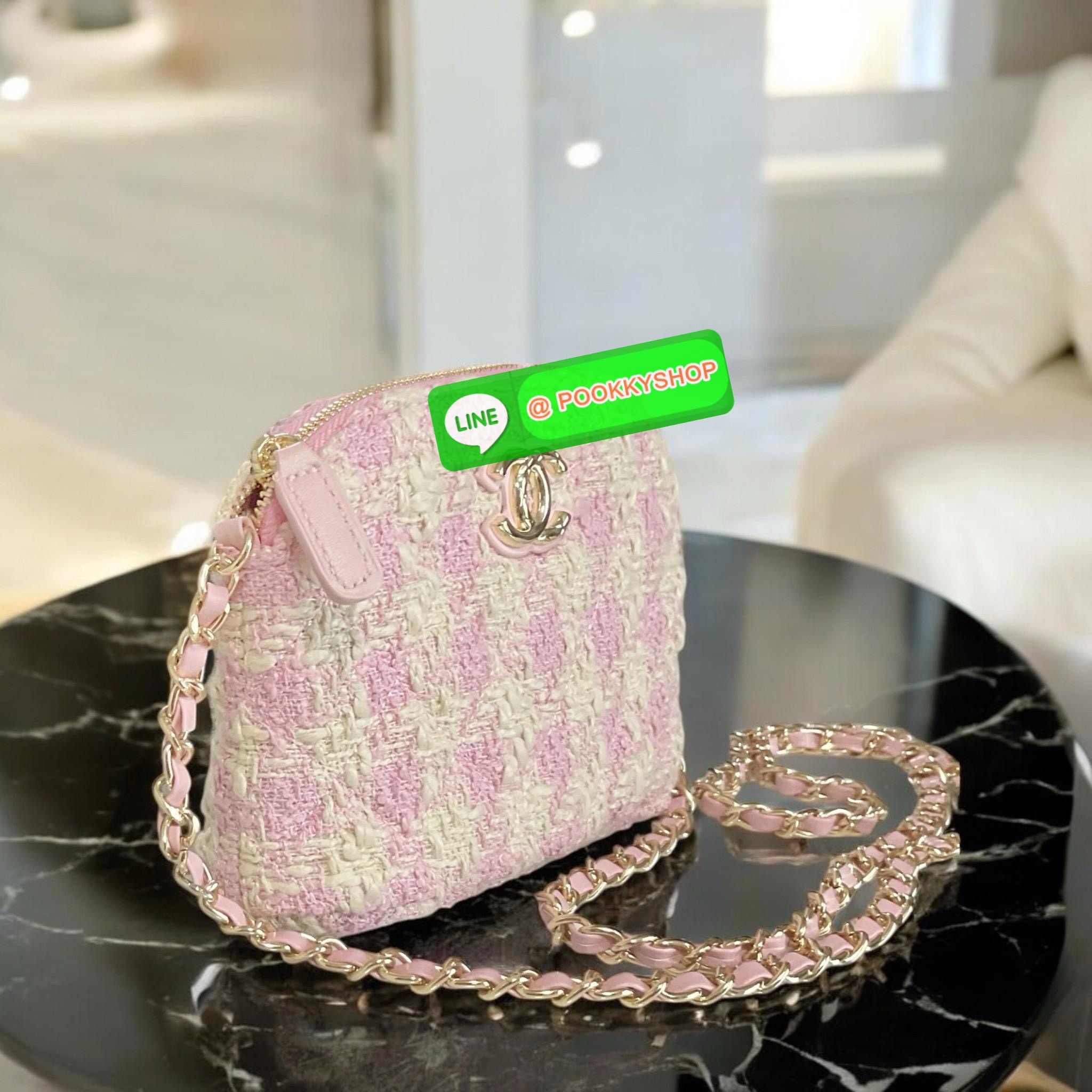 พร้อมส่งรุ่นใหม่! สายหวานมาแล้วกับกระเป๋าสะพายครอสบอดี้ CHANEL TWEET CROSSBODY WITH CHAIN BAG สินค้าสมนาคุณ ผ้าทวีตเต็มใบ ทรงสวยหรู ด้านหน้ามีโลโก้แบรนด์ CC สีทองหรู เปิดปิดด้วยซิป ด้านในใส่มือถือได้ทุกรุ่น ลิปสติก แบงค์พับ พร้อมช่องใส่บัตรหยิบได้สะดวก มา