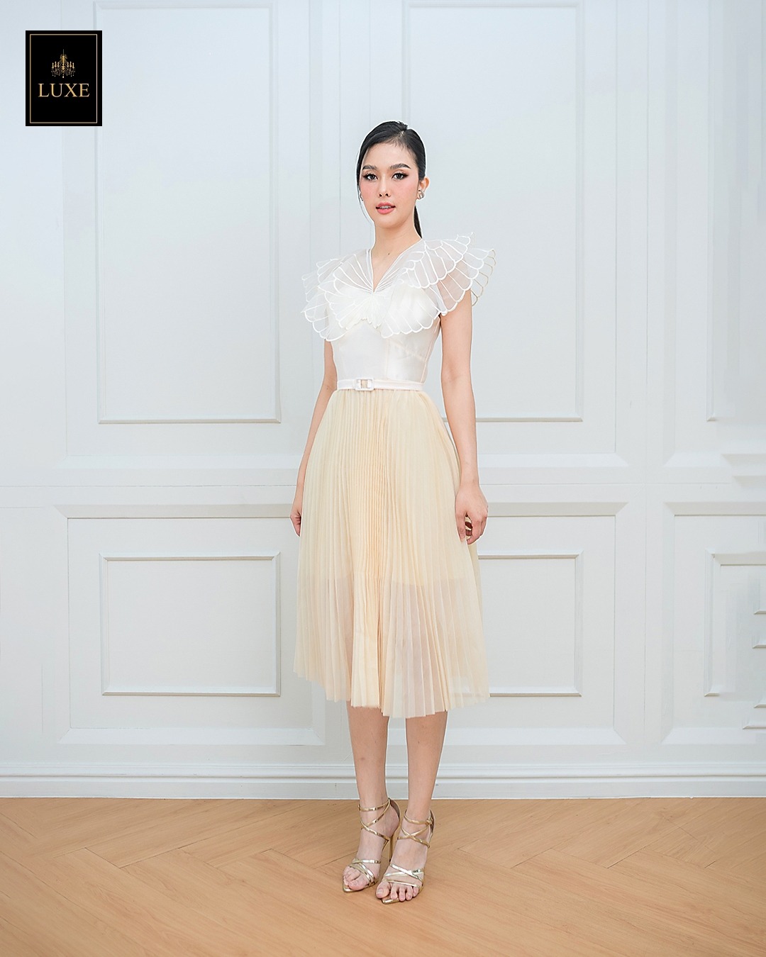 เดรสแฟชั่น เดรสเสื้อคอวีผ้าดัตเชสทวิล ปักลายผีเสื้อสีขาว กระโปรงผ้าออแกนดี้อัดพลีท