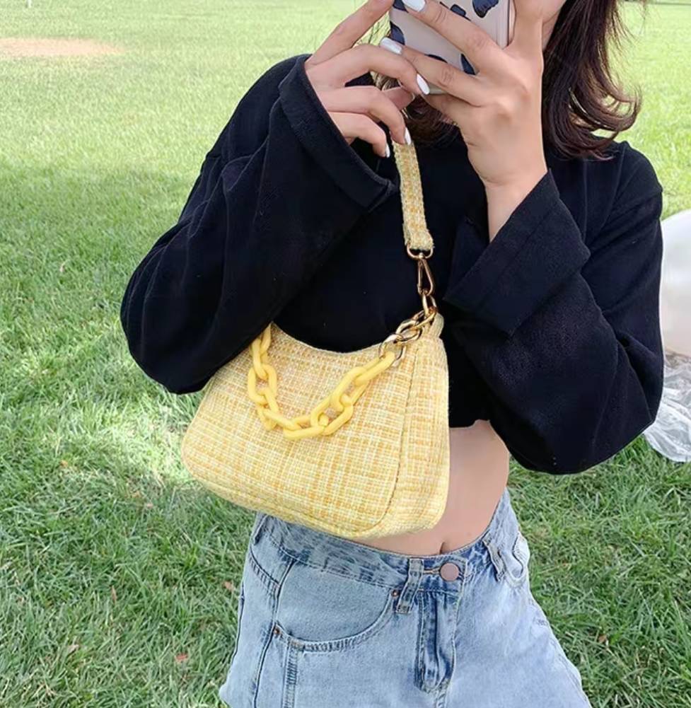 กระเป๋าสะพายแฟชั่น ผ้าทอลาย สวยสะดุดตามากค่ะ สวยแฟชั่น ต้องชอบ ได้ทั้งถือและสะพาย อะไหล่ซิบทองสวยหรู