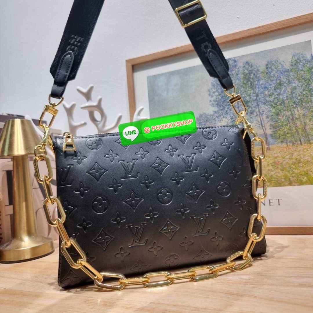 LV coussin pm bag 🔆 Details กระเป๋าสะพายกึ่งคลัชท์ สุดล้ำ ดีไซน์ใหม่ สีลิมิเต็ด ล่าสุดจากเคาน์เตอร์ duty free มาแรงมาก ด้วยความสวยปังตั้งแต่แรกเห็น มาพร้อมสาย 2 เส้น สวยลัคชูแบบสับๆ มีสายโซ่ที่มีดีเทลละเอียดไม่ซ้ำ และสายสปอร์ตครอสบอดี้ ที่จะคล้องไ