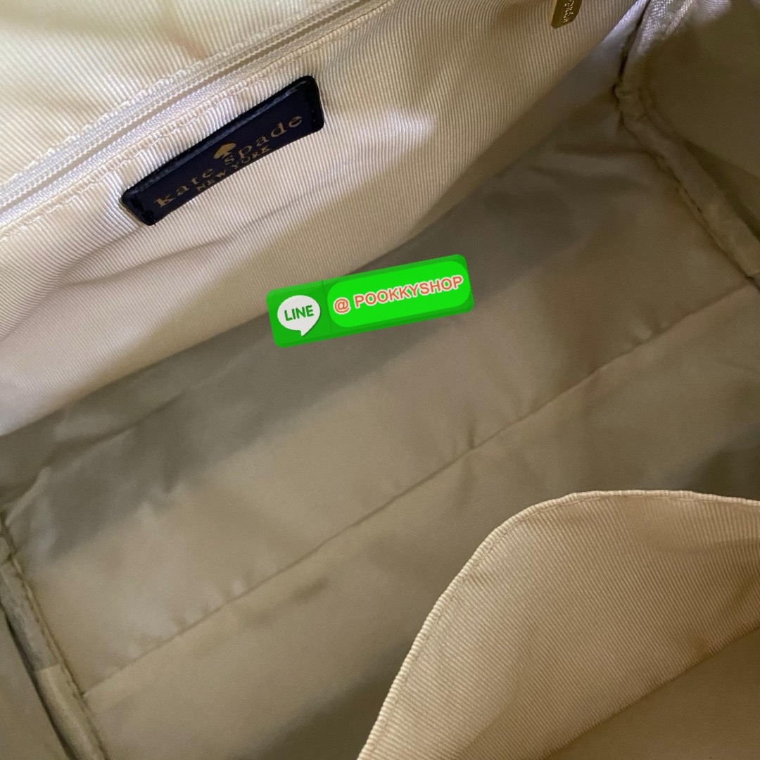 KATE SPADE NEW YORK SPADE FLOWER JACQUARD MANHATTAN DOCTORS BAG กระเป๋าถือหรือสะพายใบใหญ่ทรงหมอน โดดเด่นด้วยลวดลายเอกลักษณ์ทั้งใบ ด้านหน้าตกแต่งด้วยชื่อแบรนด์ เปิด-ปิดกระเป๋าด้วยซิปคู่ ด้านในโล่งกว้าง จุของได้เยอะมากค่ะ มีช่องซิปเล็กและช่องใส่ของจุกจิกค่ะ