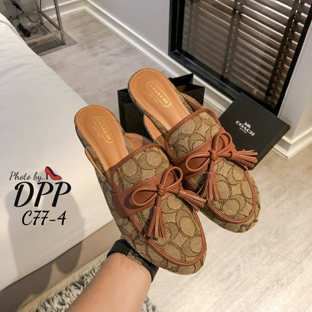 C77-4 พร้อมส่ง ตัวใหม่ hot hot ค้า รองเท้า coach ผ้าทอ ลายC งานสวย ไม่ใช่ผ้าสกรีนนะคะ งานชนช้อป ปั้มแบรนด์ collection ใหม่ปีนี้คะ (เพราะผ้าทอ จะเป็นผ้าเหมือนแท้ที่เอามาทำ กระเป๋าคะ ดีเทลผ้าสวยมาก) ที่สำคัญ