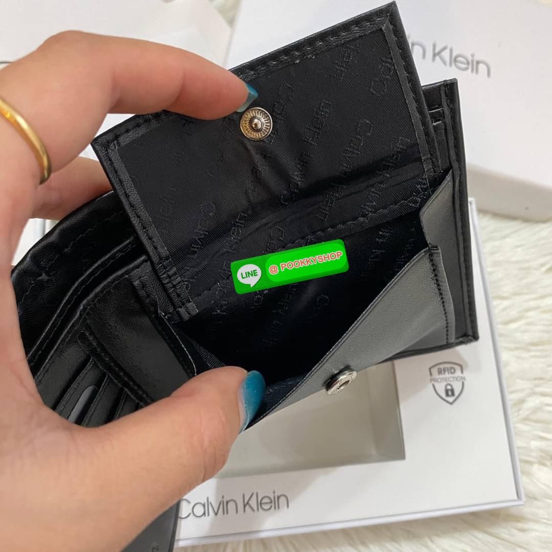Calvin Klein Bifold Leather Short Wallet กระเป๋าสตางค์ใบสั้น และ ที่ใส่บัตรย่อยแบบเป็นสัดส่วน หนังดี นุ่มมือ รูปลักษณ์เรียบหรูแต่เท่ห์ตามแบบฉบับของแบรนด์Set นี้มาเท่าไรก็หมดคะ รีบจับจองนะคะ มาพร้อมถุงกระดาษแบรนด์และกล่องจ้า สุดคุ้มมอบให้เป็นของขวัญหรือใช้