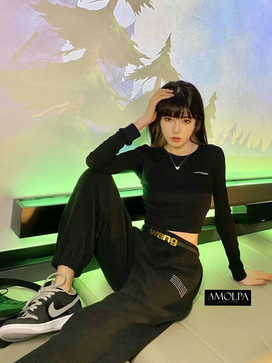 Detail : กางเกง Alexander งานใส่สบาย ชิวๆ แต่งเข็มขัดหัวทองด้านหน้า สวยยเริ่ดดดด งานแน่น ไม่เหมือนใคร ผ้าเก็บทรงสวย งานสวย ใส่แล้วพอดีตัว เข้ารูป ใส่สวยยยมากๆ สามารถใส่ได้ทุกโอกาส งานดีค่ะ แมทซ์กับอะไรก็สวย หรู ดูแพง ห้ามพลาดเลยน้า ป้าย Tag Alexander