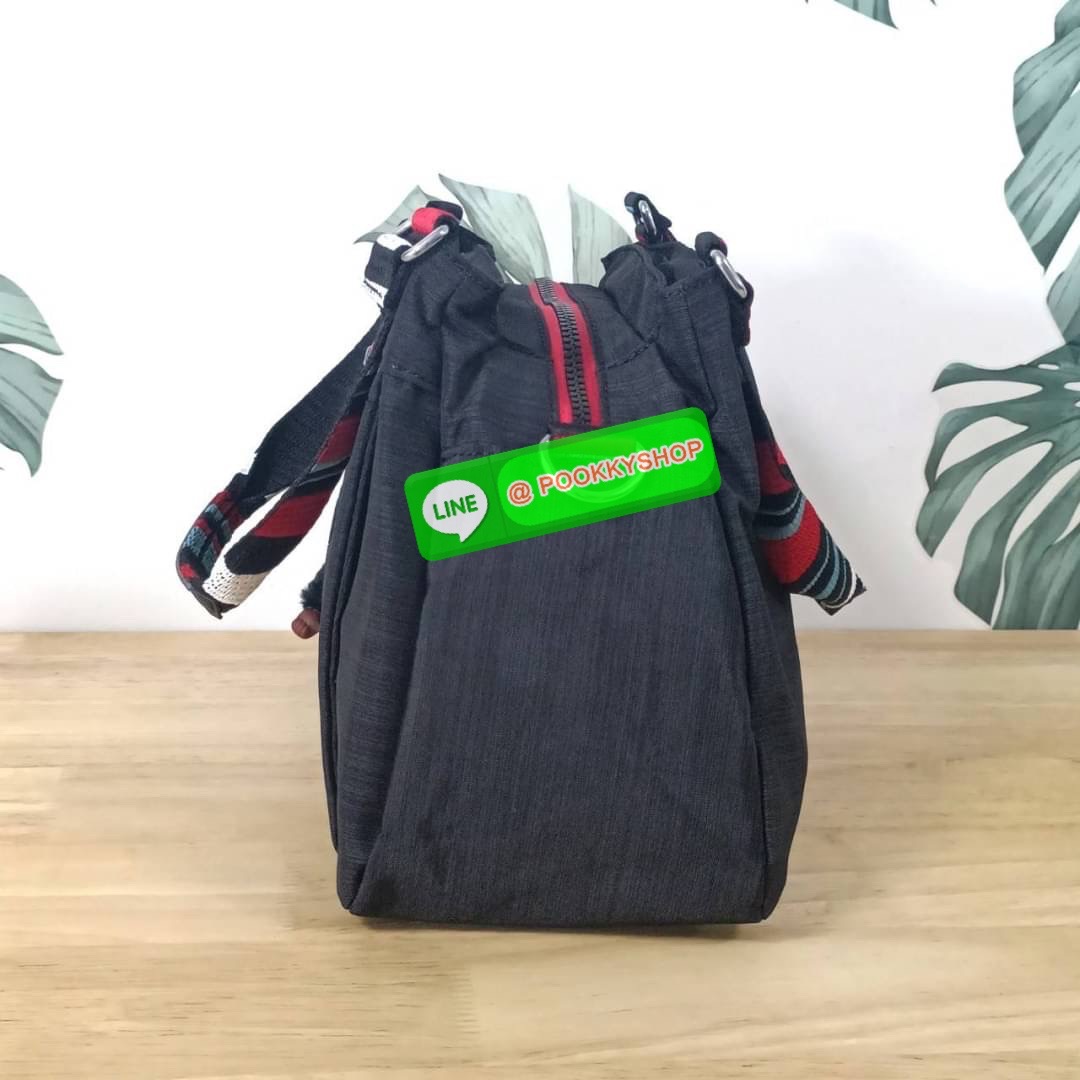 KIPLING ELISE HANDBAG กระเป๋าถือและสะพายไหล่ วัสดุ Nylon +Polyester ขนาดกำลังพอดี จุของได้มาก มีหูจับสองสาย ถือสะดวก น้ำหนักเบา มีช่องซิป ด้านหน้า ช่อง กระเป๋าหลักเปิด-ปิดด้วยซิป มี3 ช่องว่างใส่ของได้จุมากๆ ใส่มือถือได้ กระเป๋าสตางค์ใบยาว และ เครื่องสำอาง