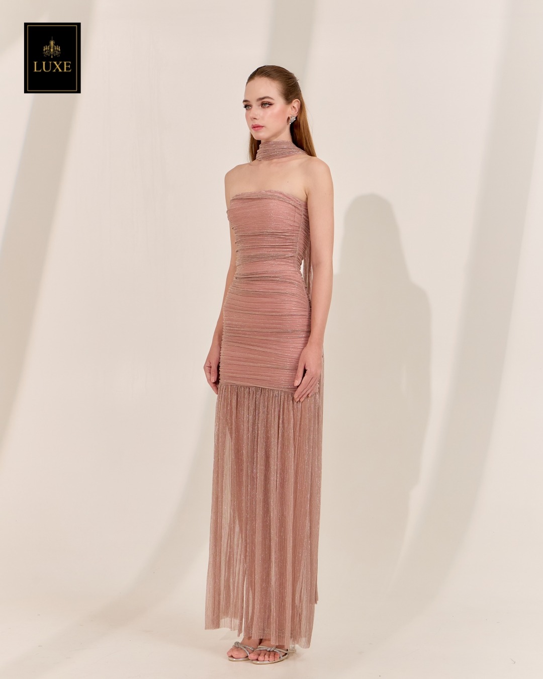 เดรสแฟชั่น เดรสเสื้อเกาะอกทรงเข้ารูป กระโปรงต่อชายระบาย ผ่าหน้า มาพร้อมผ้า mmคลุมไหล่