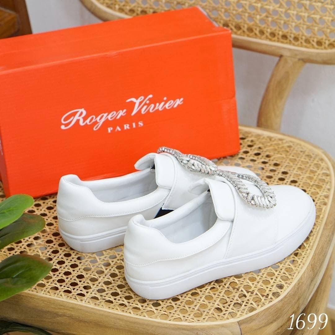พร้อมส่ง รองเท้าผ้าใบ roger ที่ขายดีมากที่สุด รุ่นนี้ดาราใส่เยอะมาก มีกันเกือบทุกคน งานรองเท้าผ้าใบทรงสวม หนังนิ่ม ตกแต่งดีไซน์หน้าเพชรสุดหรูตามสไตล์ ทรงสวยเว่อร์ บอกเลยว่า เป็นรองเท้าที่ต้องมีมากๆ