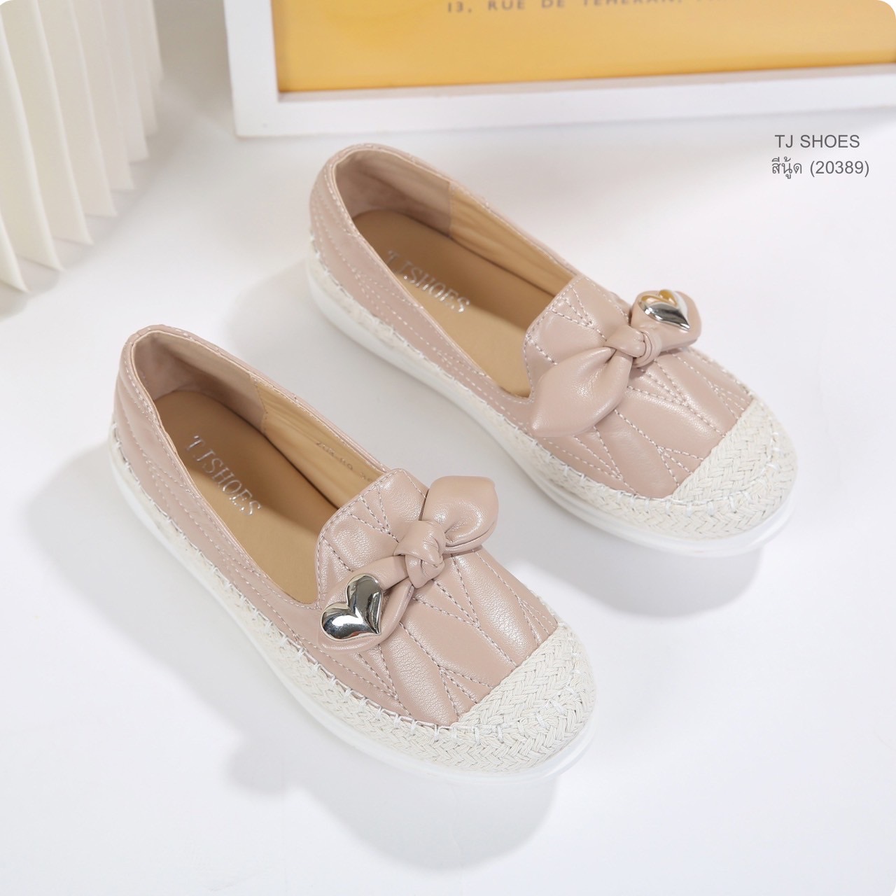 พร้อมส่งแบบใหม่มาแรง รุ่นนี้เป็นงานสั่งทำพิเศษ คุณภาพดีมากๆ - หนังรุ่นนี้นิ่ม นิ่มมากนิ่มสุดๆ - พื้นบุนวมนิ่มใส่นุ่มสบายมาก น้ำหนักเบา - ใส่นุ่มเดินทั้งวันได้สบายมากๆ - สวยใส่ง่าย แมทได้กับทุกชุด ใส่ได้ตลอดไม่ตกเทรนด์ - ส้นเกรดพรีเมี่ยมกันลื่นอย่างดี