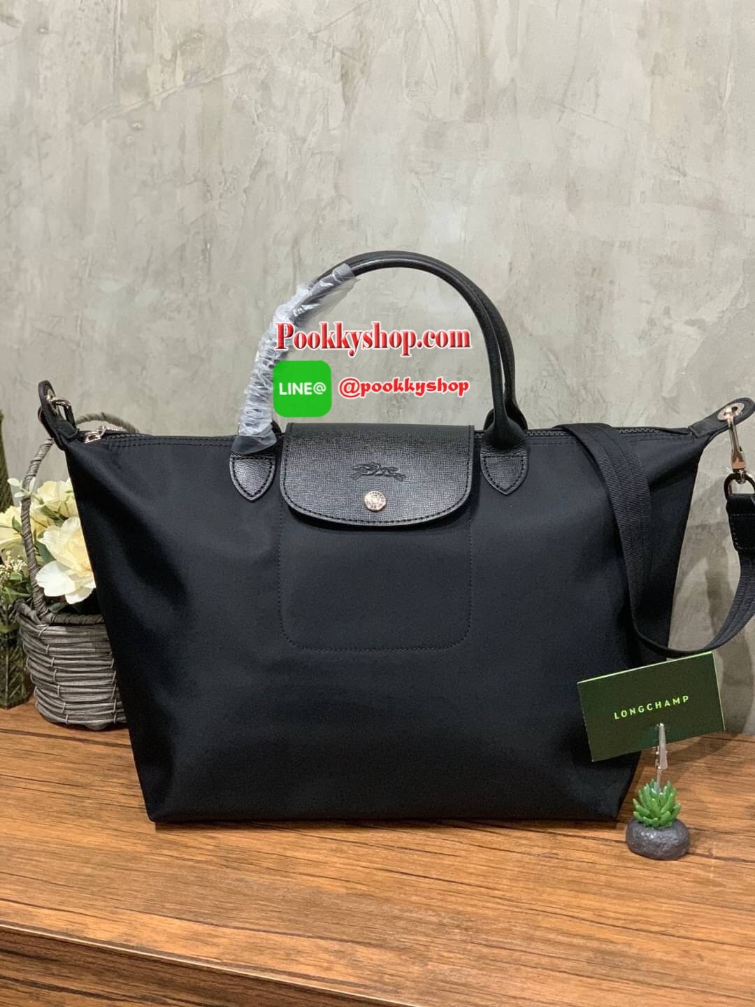 Longchamp Le Pliage Neo Size M มาพบกับกระเป๋ารุ่นยอดนิยม ที่สาวๆ ต้องมีไว้เก็บไว้สักใบ กระเป๋าโท้ทใบนี้ มาพร้อมกับสีที่มีสไตล์เรียบง่าย มีสายสะพายยาวช่วยให้คุณสามารถสะพายไหล่ได้อย่างสบาย ในขณะที่ที่ปิดแบบซิปช่วยให้คุณมั่นใจได้ว่าของด้านในมีความปลอดภัย Le