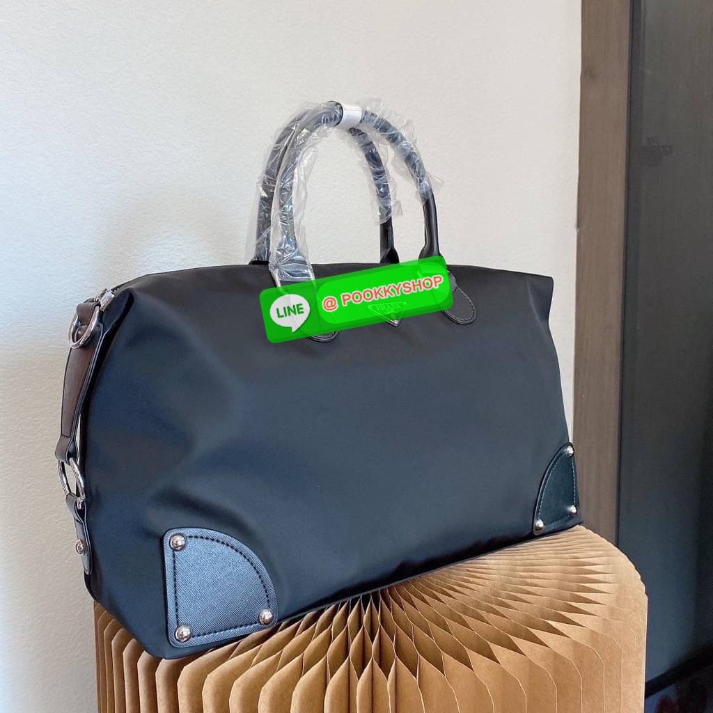 New Arrivals!!!PRADA Bag Premium gift กระเป๋าเดินทางขนาดใหญ่ วัสดุ Nylon กันน้ำ อะไหล่เงิน ถือหรือสะพายไหล่ได้ น้ำหนักเบาจุของได้เยอะ เดินทางต่างจังหวัดได้สบายๆ ด้านในโล่งมี1ช่องซิป และช่องจัดระเบียบอีก3ช่อง ซับใบผ้าลายแบรนด์หรู สายยาวถอดสายได้ปรับระดับได
