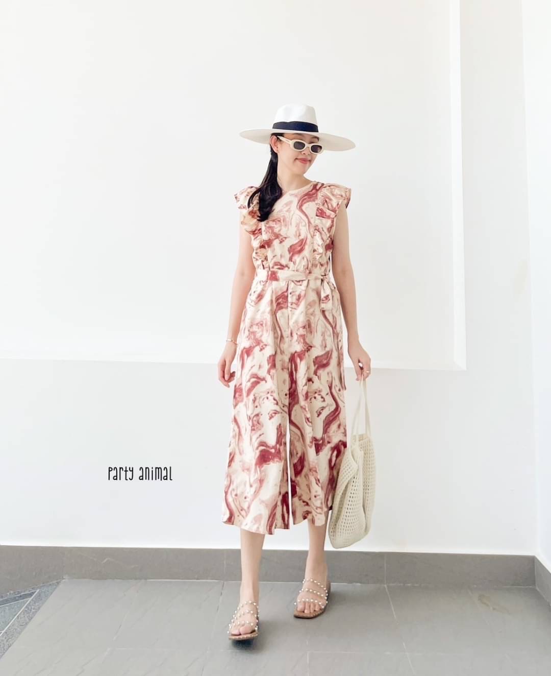 Marble Jumpsuit จั๊มสูทห้าส่วนทรงปล่อย แต่งระบายช่วงอก มาพร้อมเชือกผูกเอว เนื้อผ้า polyester พลิ้วๆนุ่มใส่สบาย งานมีซับในตัว ซิปหลัง และกระเป๋าล้วงข้างตัว เป้ายาวไม่รั้งค่ะ 2สี