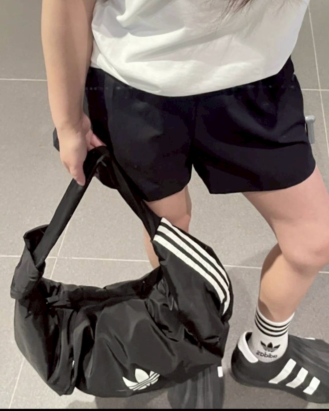 Adidas งาน 1:1 ทรงครัวซอง งานเป๊ะมาก เนื้อผ้าอย่างดีกันน้ำกันฝุ่น