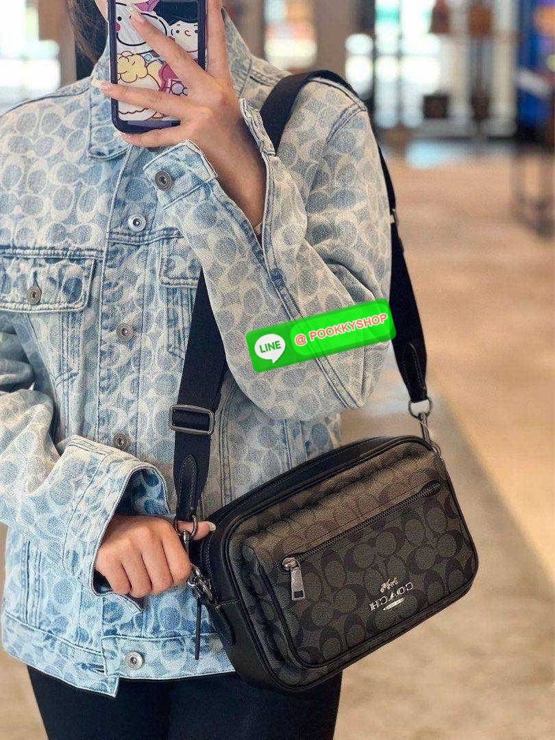 🔆 Model COACH CJ510 ELIAS CROSSBODY IN SIGNATURE CANVAS 🔆 Details ใหม่ล่าสุด กับไอเท็มสุดชิค กระเป๋าครอสบอดี้ทรงคลาสสิค ดีไซน์รูปแบบใหม่ ใช้งานง่ายและสะดวก ด้านหน้ามีช่องซิป ด้านหลังมีช่องแยกให้ เปิด-ปิดด้วยซิป ภายในเป็นช่องโล่ง มีช่องซิปแ