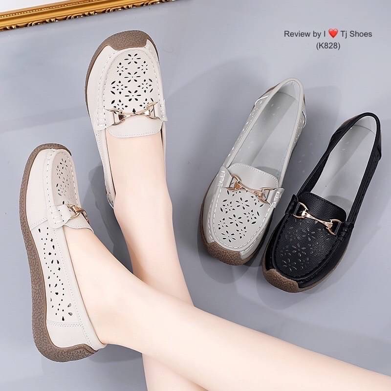 พร้อมส่งรุ่นนี้เกร๋มาก ขายดีมากบอกเลยจ้า !!! รองเท้าผ้าใบเพื่อสุขภาพนำเข้า น้ำหนักเบา หนังนิ่มมากๆ สวมใส่ง่ายใส่นิ่มสบายสุดๆ ส้นยางอย่างดีช่วยลดแรงกะแทกได้ดี จับแมทกับชุดง่าย ใส่แล้วดูเกร๋มากๆ แถมใส่ได้ตลอด ไม่มีเอ้าท์ ของจริงงานดี สวยตรงปกแน่นอน เพราะทาง