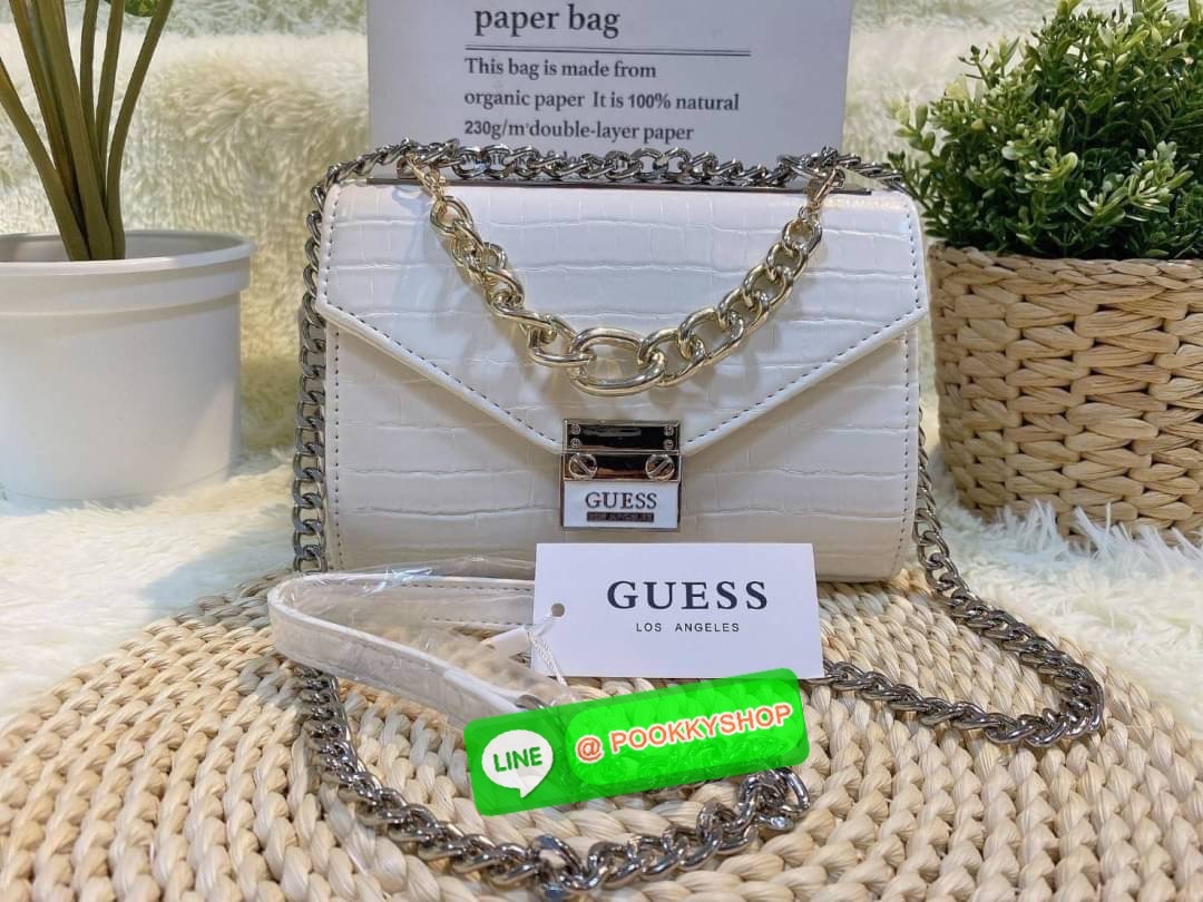 GUESS กระเป๋าสะพายทรงน่ารัก สวยอยู่ทรง ขนาดกำลังดี น้ำหนักเบา ด้านหน้ามีโลโก้แบรนด์อะไหล่ทอง โซ่ห้อยด้านหน้าไม่ชอบ สามารถถอดได้ เปิดปิดด้วยกระดุมแม่เหล็กสะดวกใช้ ภายในมี 1 ช่องย่อย และ 1 ช่องซิปเล็ก