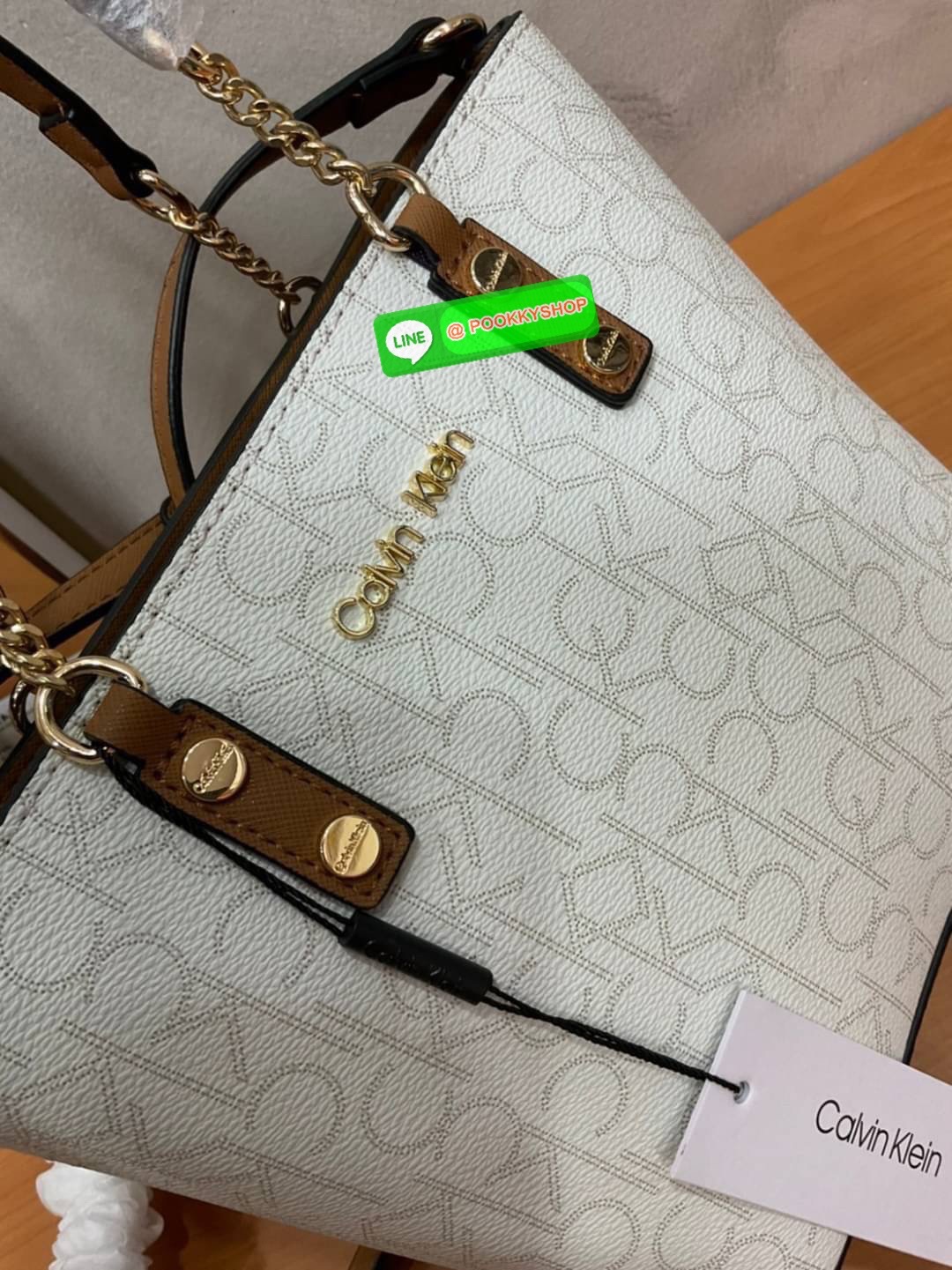 Calvin Klein Monogram Shopping Bag คอลเลคชั่นใหม่ล่าสุด ของมันต้องมี สวยหรูดูแพงมาก สำหรับรุ่นนี้!!! กระเป๋าถือ/สะพาย Crossbody รุ่นใหม่ชนช้อป รุ่นยอดนิยม วัสดุ PVC คุณภาพดี น้ำหนักเบา ด้านหน้าประดับด้วยโลโก้แบรนด์ ตัวกระเป๋าลาย monogram สวยหรู รอบใบ มาพร