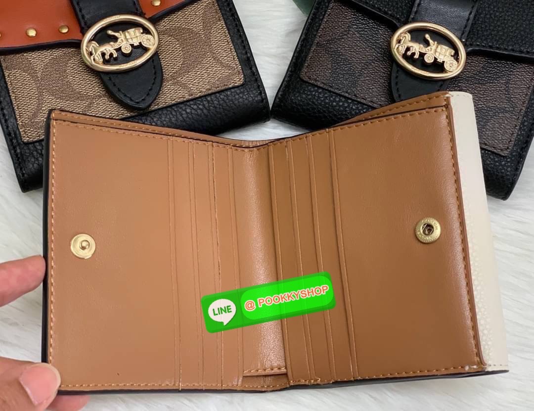 COACHGEORGIE SMALL WALLET IN SIGNATURE ((6791//7250) พร้อมส่ง!! กระเป๋าเงินใบสั้น หนังแท้ชั้นดีค่ะ! 🌈ด้านหน้าสวยหรูด้วยอะไหล่โลโก้แบรนด์ พร้อมเป็นช่องกระดุมสำหรับใส่เหรียญและช่องเสียบบัตรหนึ่งช่องนะคะ