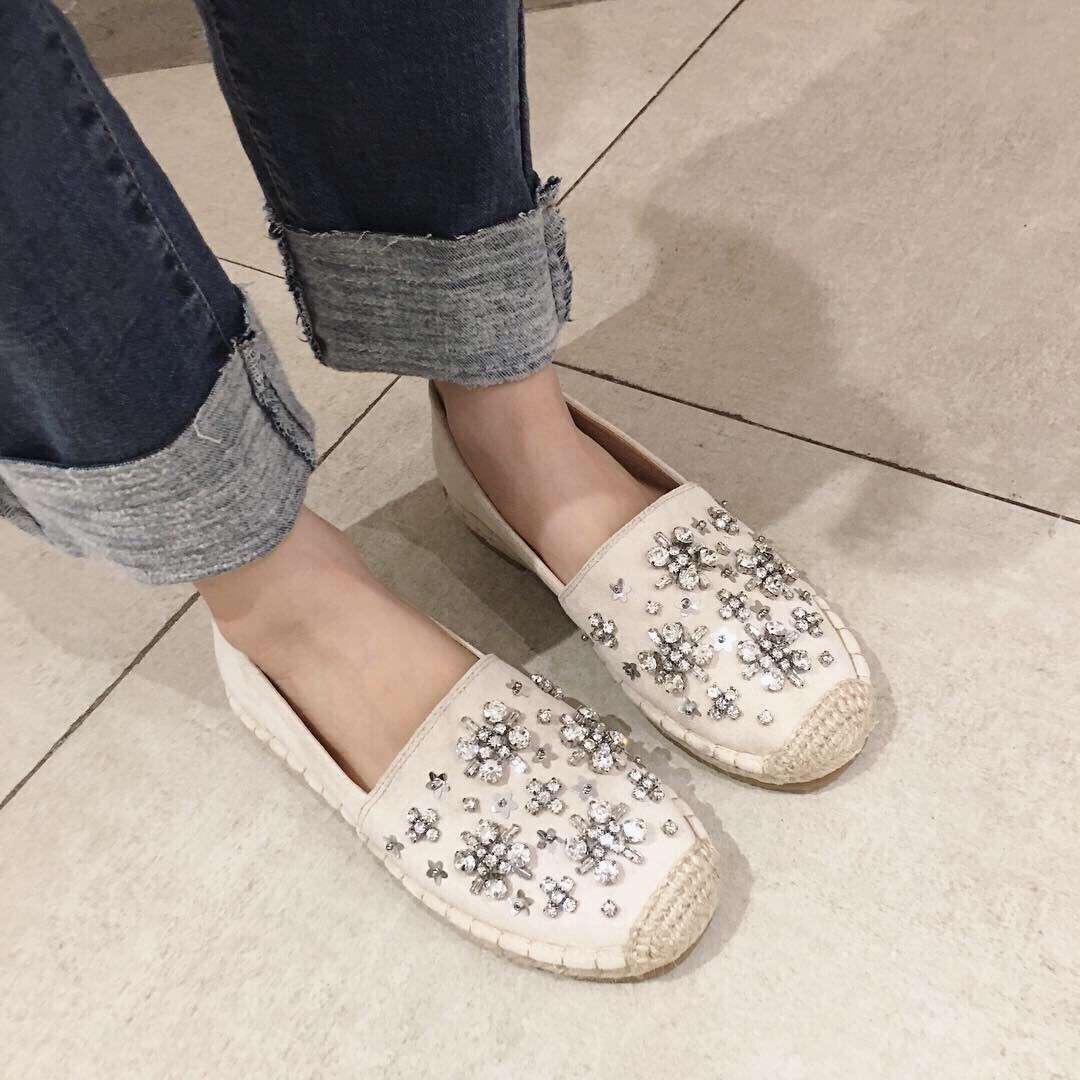 🎉new arrival 🎉 🌺slip on shoes🌺 🌈🌈🌈งานสวยๆพร้อมเสิร์ฟจ้า ตัวนี้ห้ามพลาด รองเท้าslip on งานปักเพชรเวอร์วัง💍 งานสวย ทรงสวย แมตช์กับกางเกง👖หรือกระโปรง👗ก็ได้ค่ะ ใส่สบาย แม่ค้าคอนเฟ