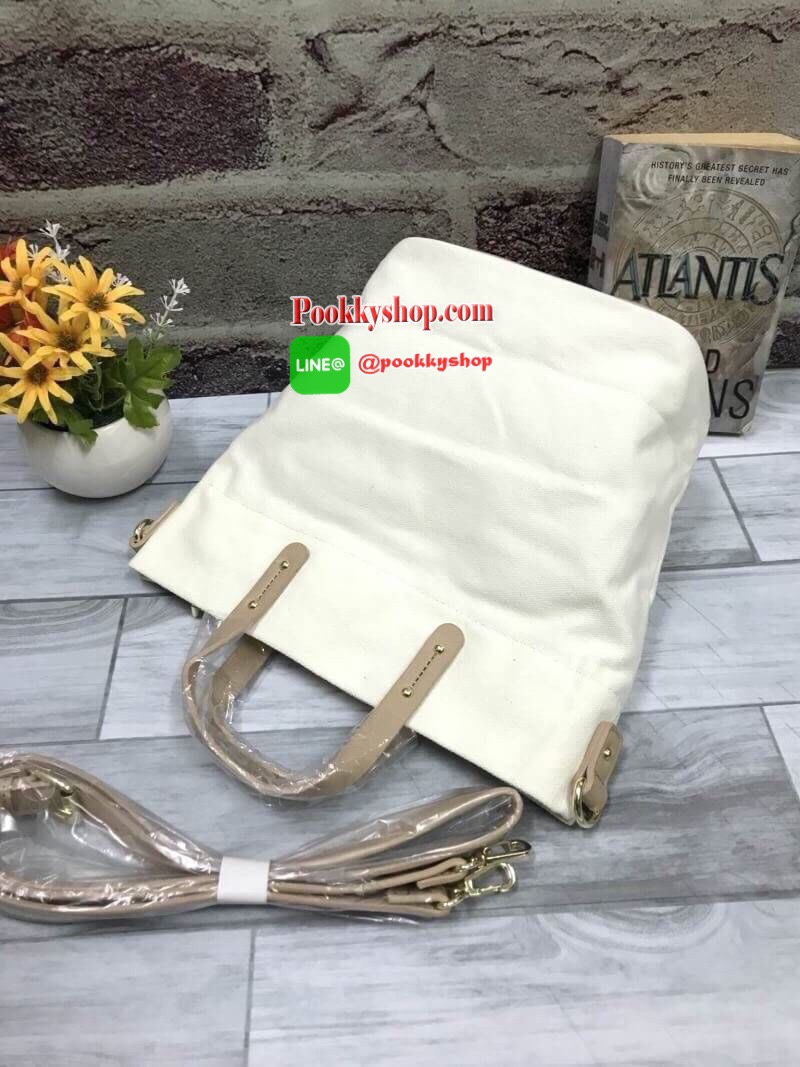 Anello&Legato Largo Canvas Logo mini Tote Shoulder Bag ดีไซน์ล่าสุด ด้วยวัสดุผ้าcanvasที่ช่วยให้กระเป๋ามีน่ำหนักเบา ทรงสวยสง่าด้านก้นเป็นหนัง ใช้งานง่ายสะดวก ใส่มินิไอแพค กระเป๋าสตางค์ได้ เหมาะแก่การใช้ในชีวิตประจำวันทั้งใช้ไปโรงเรียนหรือใช้ไปทำงานก็ได้เช