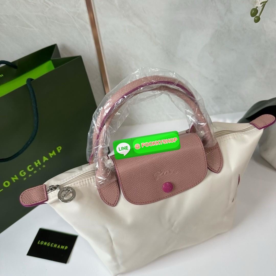 Longchamp Le Pliage Eiffel Tower Tote Bag S 🔖 Collection ใหม่ล่าสุดโดดเด่นด้วยลายปักหอไอเฟลขนาดกระทัดรัดจุของได้เยอะ 🔖วัสดุ : ไนลอนกันน้ำ 🔖เปิด-ปิด ด้วยฝาปิดกระดุมแป๊กมีซิปปิดด้านบน ภายในช่องโล่งกว้างสามารถใส่ iPad ได้ มีช่องแยกด้า