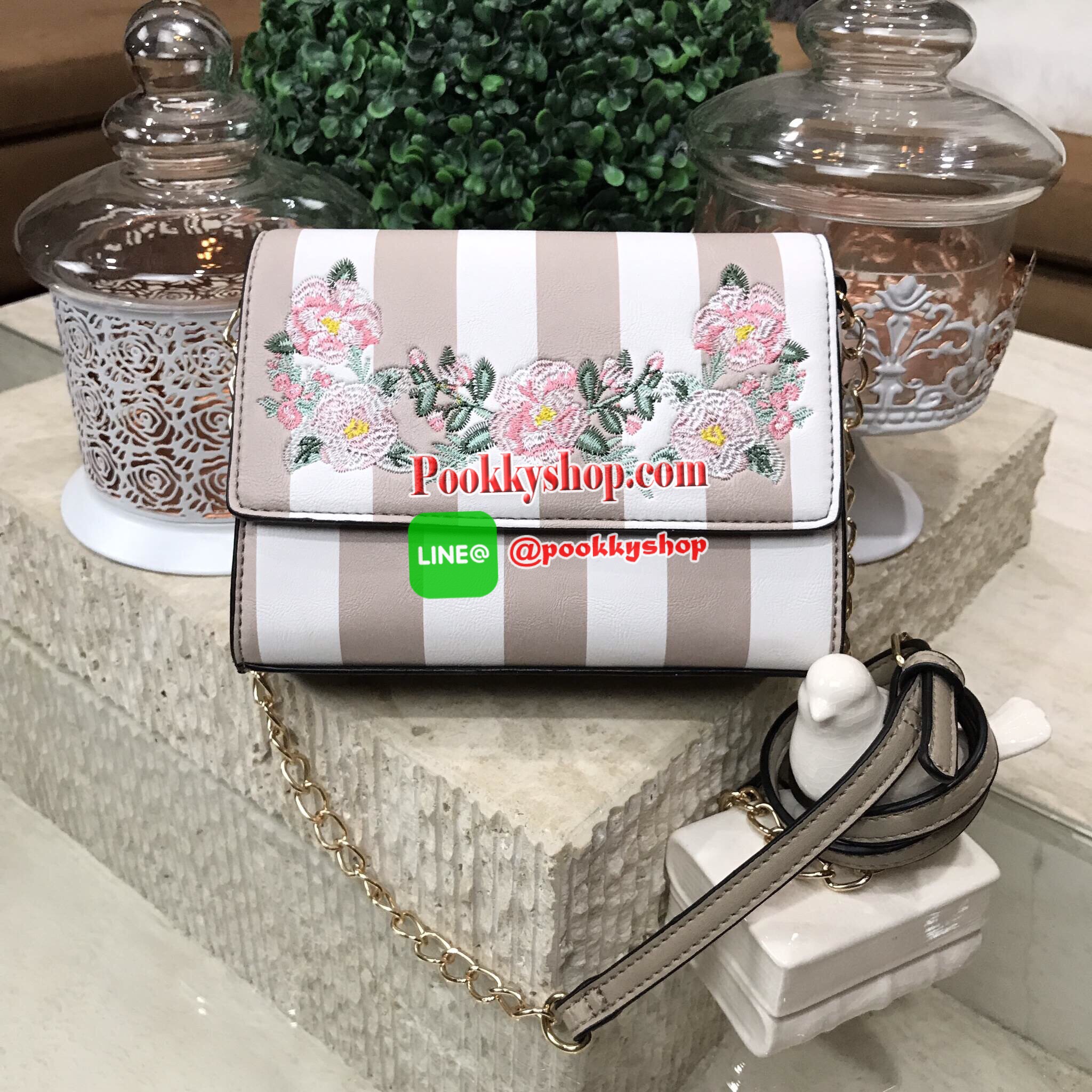Don't Miss! NEW ARRIVAL! ALDO flower Crossbody Bag กระเป๋าถือ/สะพายรุ่นใหม่ล่าสุด ALDO แบรนด์ดังจากแคนนาดาดีไซน์สุดชิคปักลายดอกไม้สไตล์วินเทจหนังลายทางสพาสเทลอยู่ทรงกันน้ำ เปิดปิดด้วยกระดุมแม่เหล็ก ภายในมีโลโก้ ช่องซิป ช่องใส่มือถือ ใส่iphone7+ได้ น้