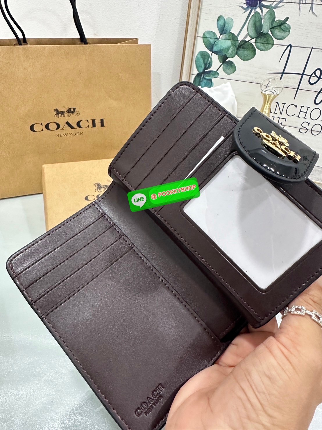 ❤️COACH MEDIUM CORNER ZIP WALLET IN SIGNATURE CANVAS💜 คอลเลคชั่นใหม่งานหรู งานดูแพง จัดให้เลย!! กระเป๋าสตางค์ใบกลาง ดีไซน์ใหม่ สุดหรู แค่เห็นก็ต้องเลิฟ ถือใช้ขับผิวทุกสี วัสดุหนังแท้ปั๊มลายนูนสวยคม ภายในมีช่องใส่บัตร ใส่ธนบัตรได้ครบ และมีช่