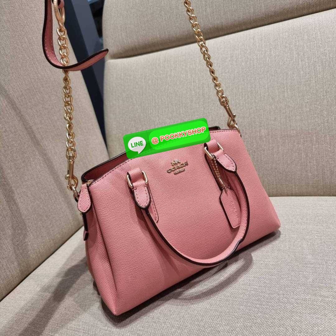 COACH F29434 MINI SAGE CARRYALL IN SIGNATURE CANVAS รุ่นยอดฮิต!! ที่สุดของกระเป๋าสะพายขายดี ต้องทรงถังมินิรุ่นนี้ วัสดุหนังแคนวาสเคลือบลาย สวย คลาสสิค มาพร้อมสายสะพายข้างและหูหิ้วในตัว ถอดออกถือคล้องแขนเก๋ๆ หรูๆยังได้ ภายในเป็นช่องโล่ง แบ่งสัดส่วนอย่างดี