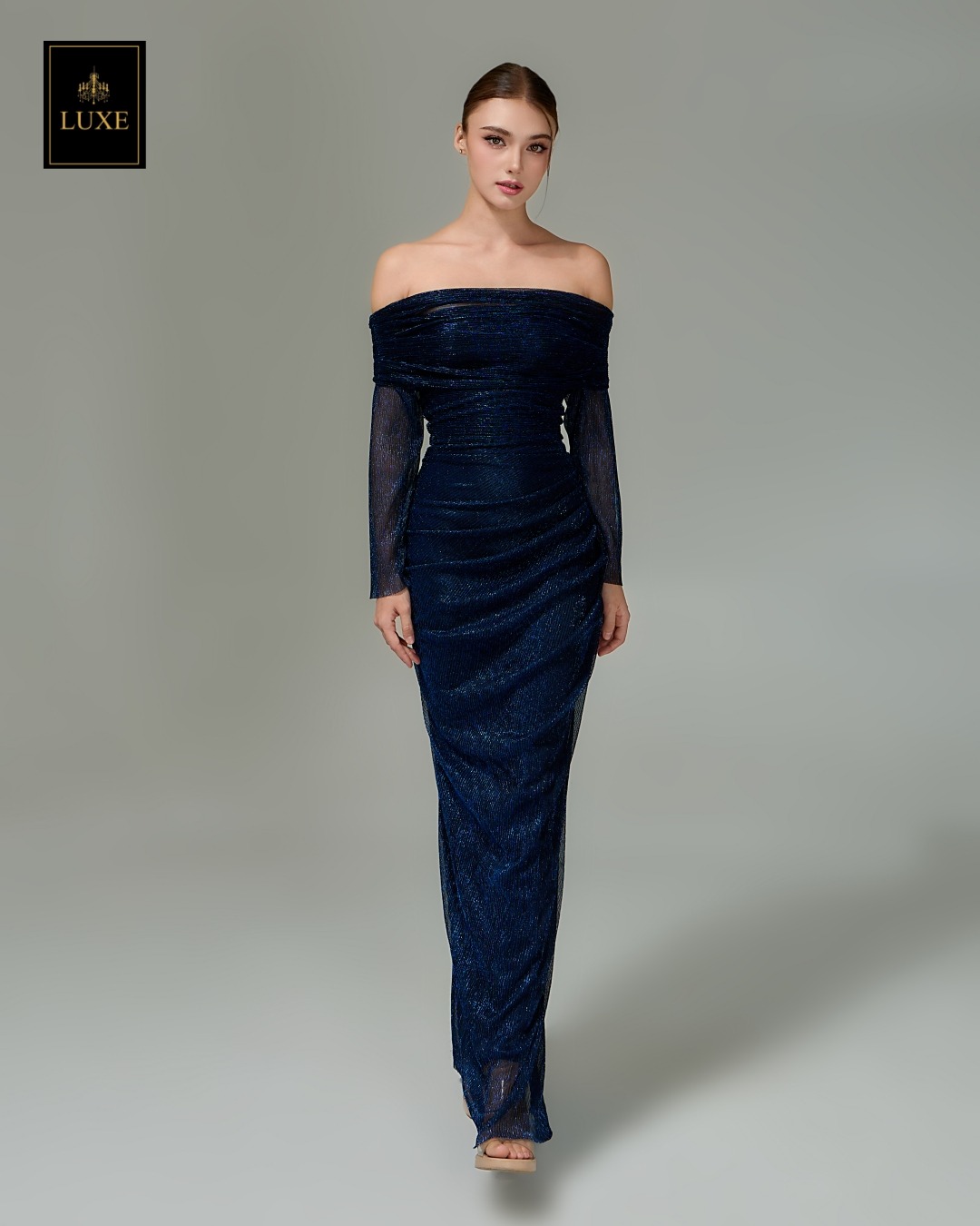 แม็กซี่เดรสเสื้อแขนยาวเปิดไหล่ กระโปรงยาว