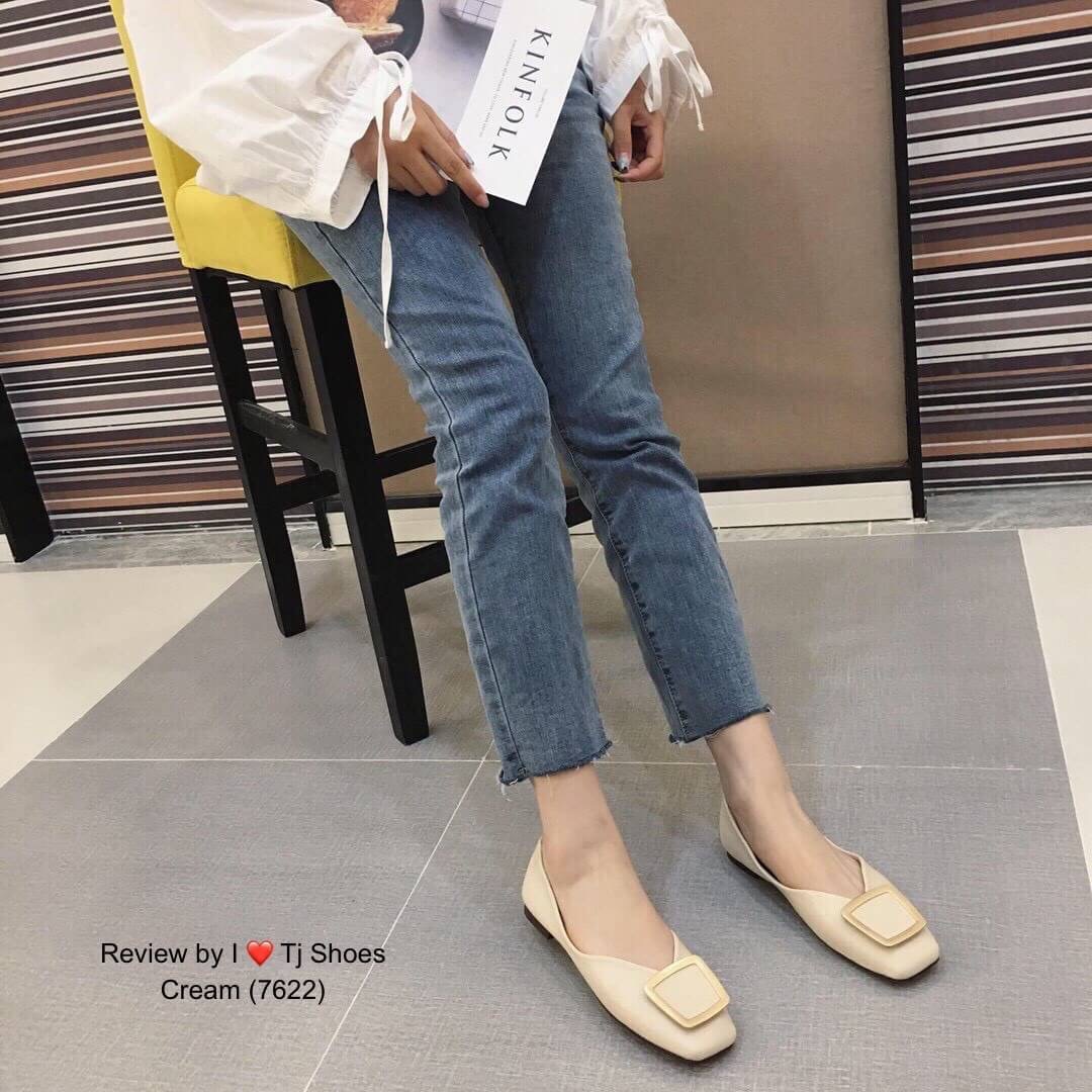 พร้อมรองเท้าคัชชูเพื่อสุขภาพ ที่สวยเกร๋ใส่สุดๆ รุ่นนี้เป็นงานนำเข้า ใช้วัสดุเกรดพรีเมี่ยมทั้งหมด ทำจากหนังนิ่มมาก ประดับอะไหล่เกร๋ๆ น้ำหนักเบา ส้นยางอย่างดีบิดงอได้ยืดหยุ่นได้ตามเท้า สวมใส่ง่าย รุ่นนี้ใส่นิ่มมากนิ่มสุดๆเดินทั้งวันได้สบายๆ แมทกับชุดอะไรก็เ