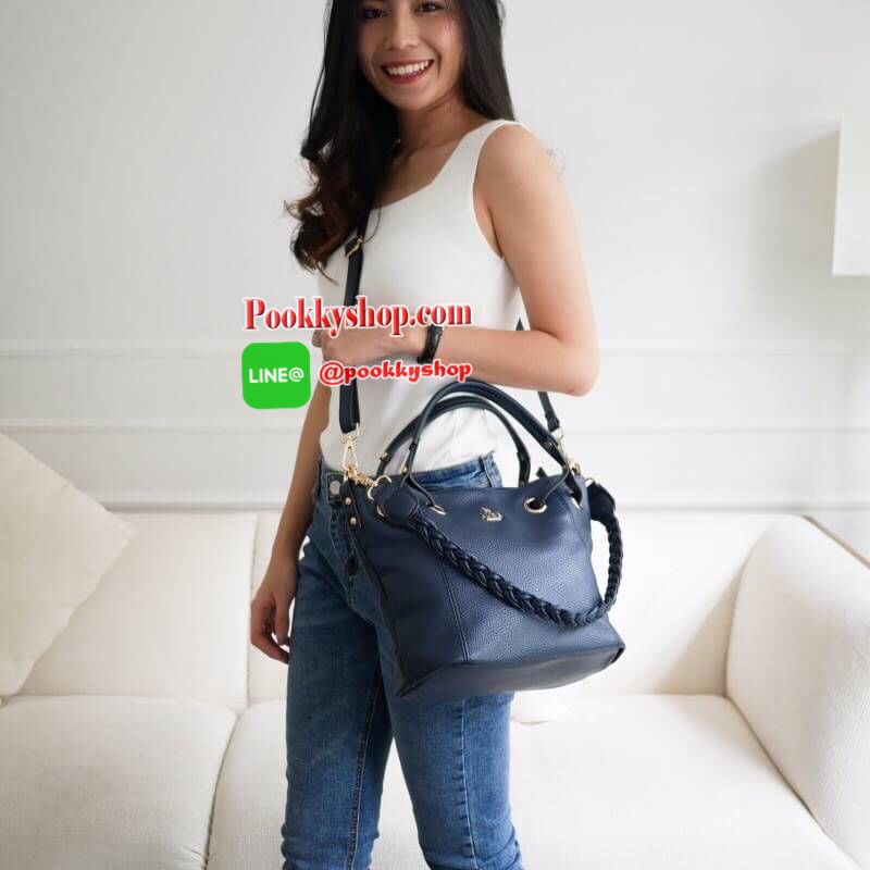 รุ่น Andrea city bag เปิดตัวรุ่นใหม่พร้อมอะไหล่สามแถว สั่งทำพิเศษจากโรงงานเดียวกับแบรนด์ดังระดับโลกเลยค่ะ สุดหรูไม่ลอก มาในทรงสุดสวยเปิดตัวใหม่✔️ มีสายสะพายสองเส้น เส้นแรกคือสายเปีย สะพายแล้วดูน่ารักสุดๆ หรือจะใช้สายสะพายยาวก็คล่องตัว ปากกระเป๋ามีซ