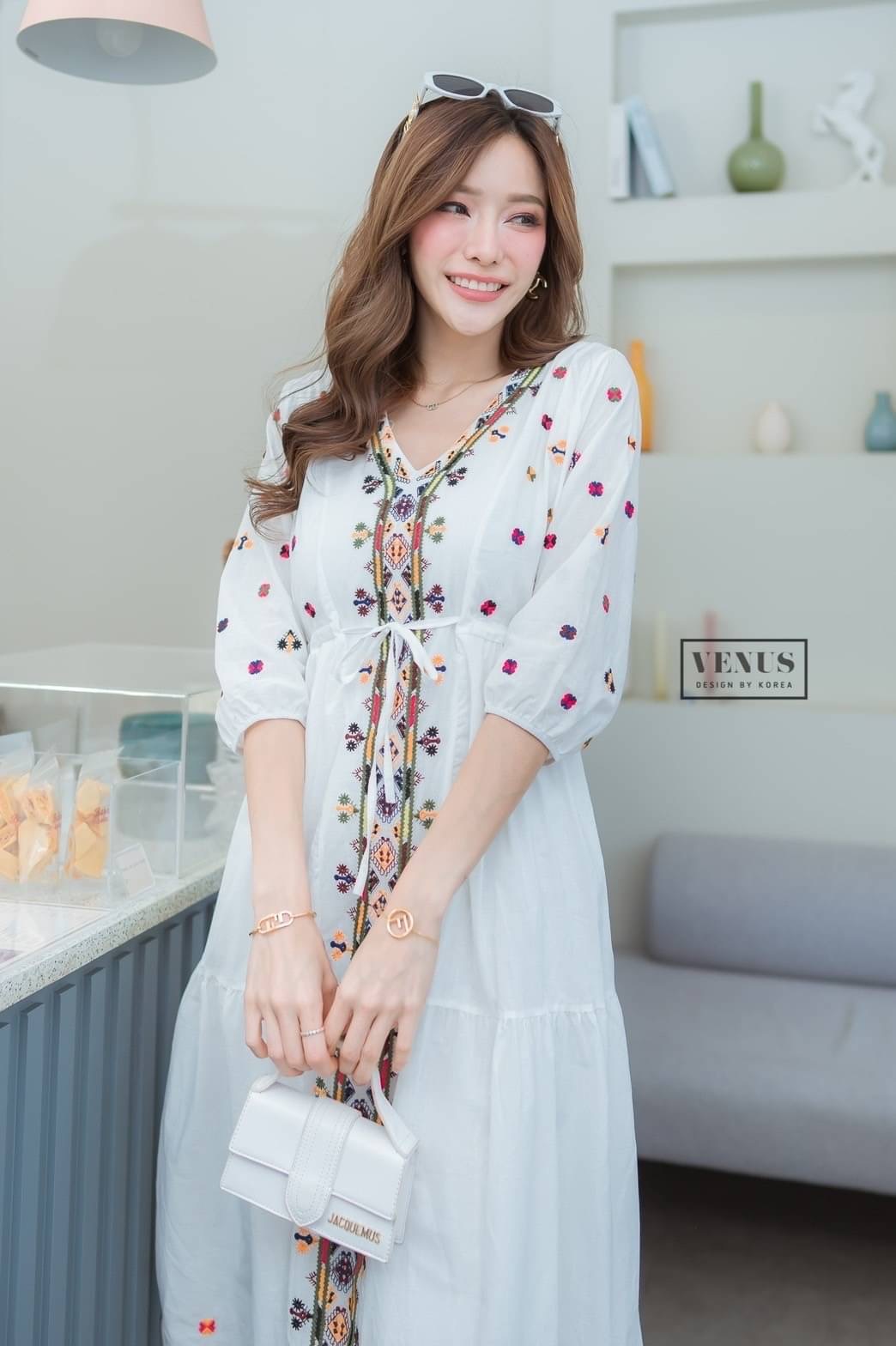 I'm Lady By Venus Bohemain Maxidress แม๊กซี่เดรสปักลายตามแบบฉบับโบฮีเมี่ยน งานสวยเวอร์วังมากๆนะคะ ช่วงเอวสามารถรูดได้คะเก๋สุดๆคะ แม๊ทกับรองเท้าผ้าใบก็สวยเป๊ะคะ