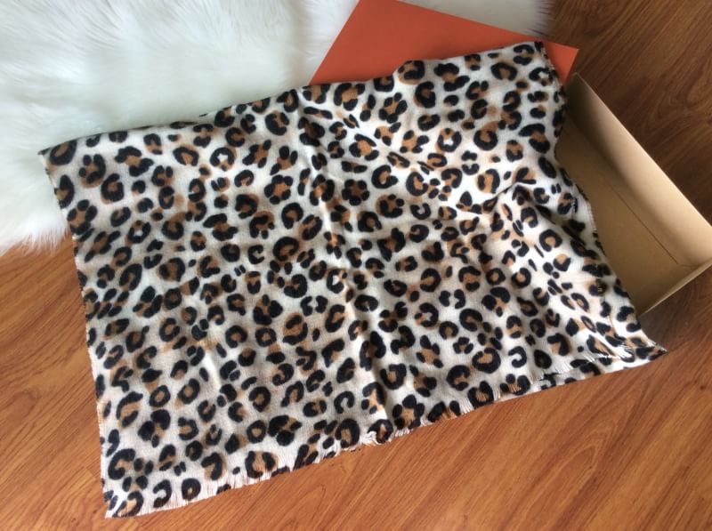 Brand: No Brand ผ้าพันคอลายเสือ 🔥 เสือต้องมา in trend กับแฟชั่นลายเสือ 🔥 ผ้าคลุมไหล่ ผ้าพันคอ ขนาดใหญ่ ทอลายเสือ ลายชัด ลายคมกริบ เนี๊ยบสุดๆ เนื้อผ้าในผืนเดียวกัน สีสวยคลาสสิค เนื้อผ้าหนา เนื้อนุ่ม อุ่นสุดๆ เนื้อผ้าผสมขนสัตว์ หนาวนี้ห้ามพล