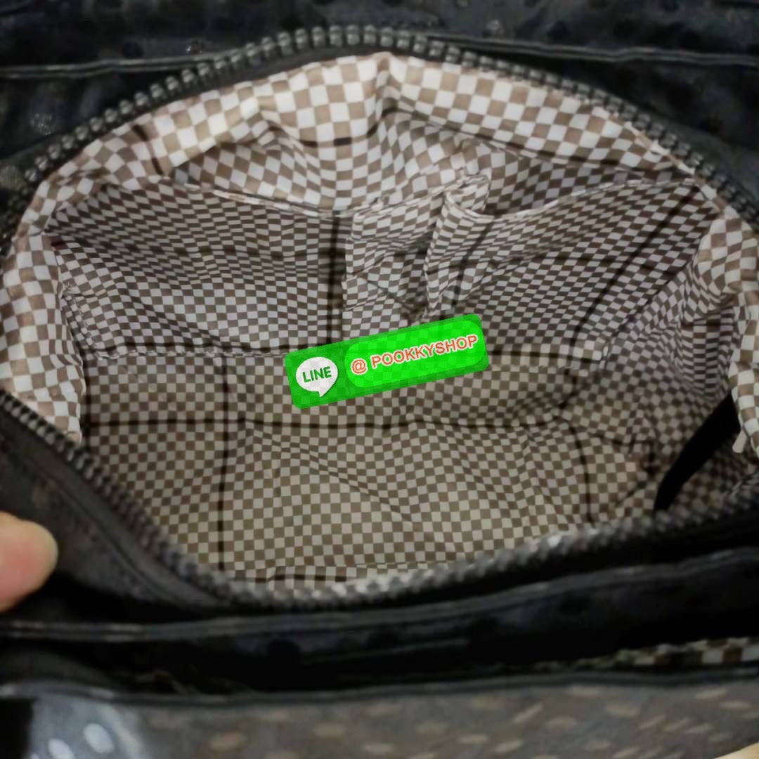 KIPLING ELISE HANDBAG กระเป๋าถือและสะพายไหล่ วัสดุ Nylon +Polyester ขนาดกำลังพอดี จุของได้มาก มีหูจับสองสาย ถือสะดวก น้ำหนักเบา มีช่องซิป ด้านหน้า ช่อง กระเป๋าหลักเปิด-ปิดด้วยซิป มี3 ช่องว่างใส่ของได้จุมากๆ ใส่มือถือได้ กระเป๋าสตางค์ใบยาว และ เครื่องสำอาง