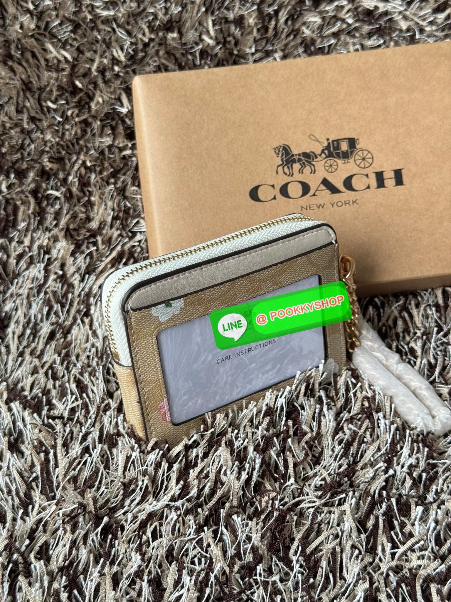 Coach Signature Zip Card Case (C0058) กระเป๋าใบนี้นอกจากช่องใส่บัตรแล้ว ด้านหลังยังมีช่องสำหรับใส่ธนบัตรหรือเหรียญสามารถเปิดปิดได้ด้วยซิป เพิ่มลูกเล่นเป็นสายโซ่คล้องมือ หรือคล้องกับกระเป๋าก็ได้เช่นกัน ขนาดกะทัดรัด พกพาสะดวก การดูแลรักษาง่าย ยังให้ลุคที่ดู