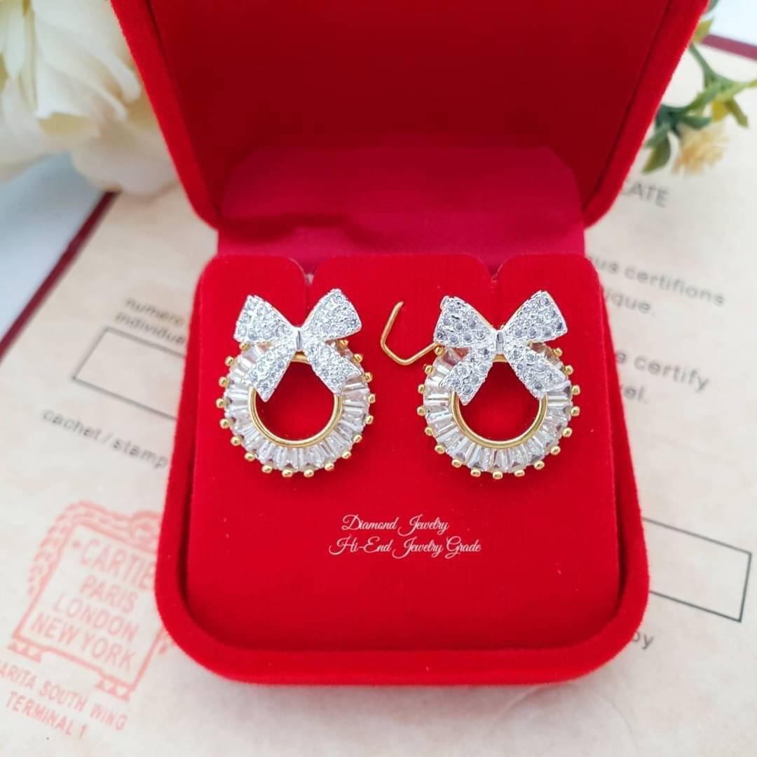 New Arrival !!! ต่างหูเพชรสวิสแท้ เพชรคัดเกรดอย่างดีค่ะ งานอย่างดีค่ะ รับประกันคุณภาพเลยค่ะ รุ่นนี้ดีไซส์สวย ใช้แม่พิมจากร้านเพชรเลยคะ งานสวยมากกกก ใส่ออกมาน่ารักจิงๆ แม่ค้าแนะนำอย่างแรงค่ะ เพชรสวยวิ้งวาวมากกกกกๆๆๆค่ะ